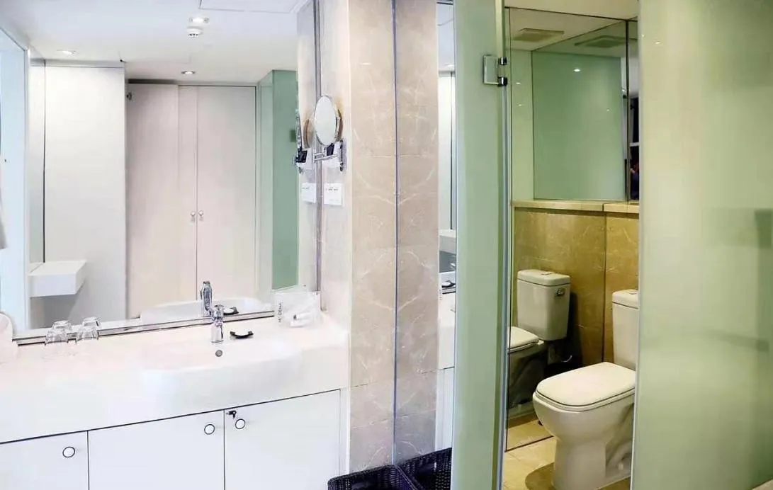 Shower in Modena by Fraser Changsha