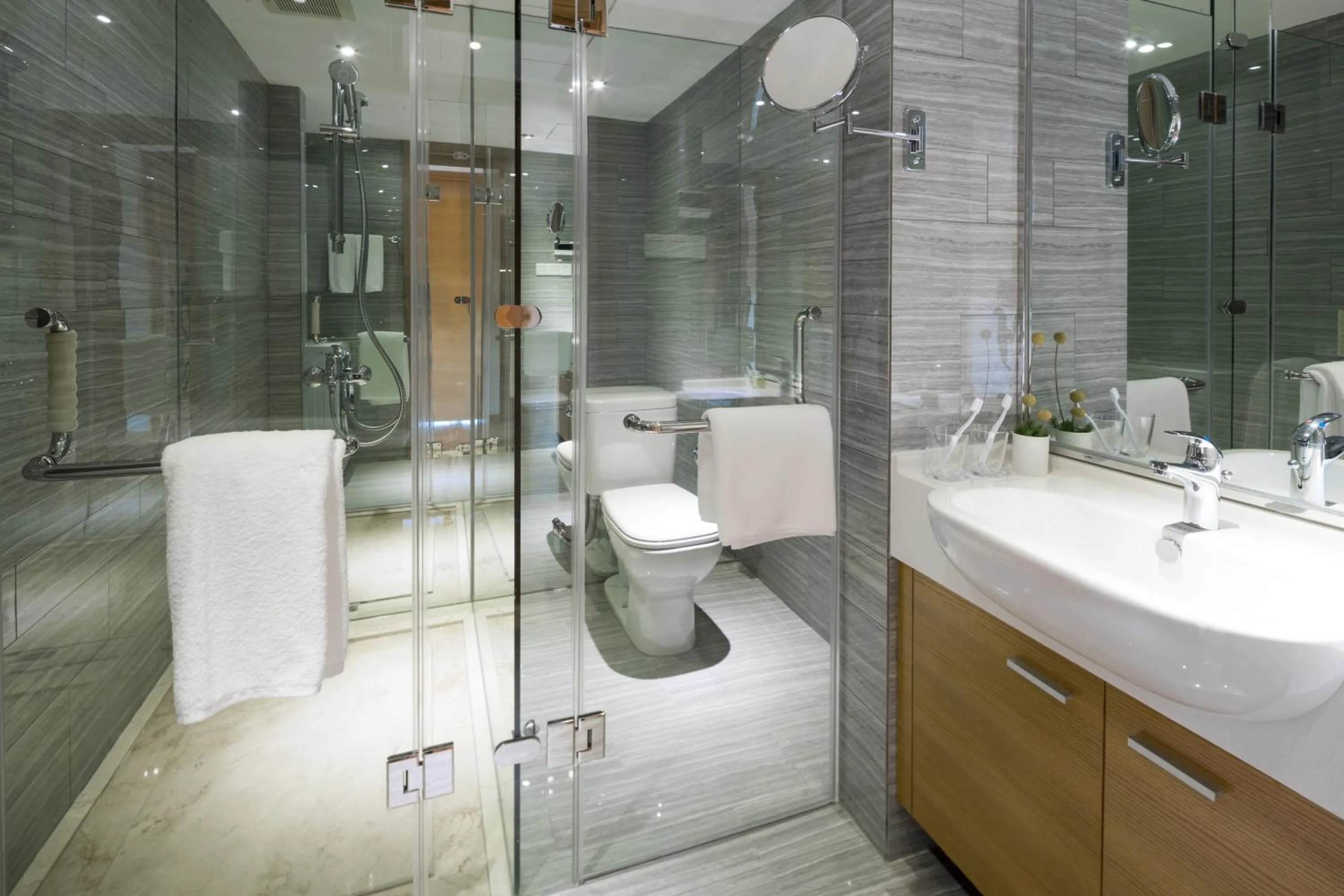 Shower in Modena by Fraser Changsha