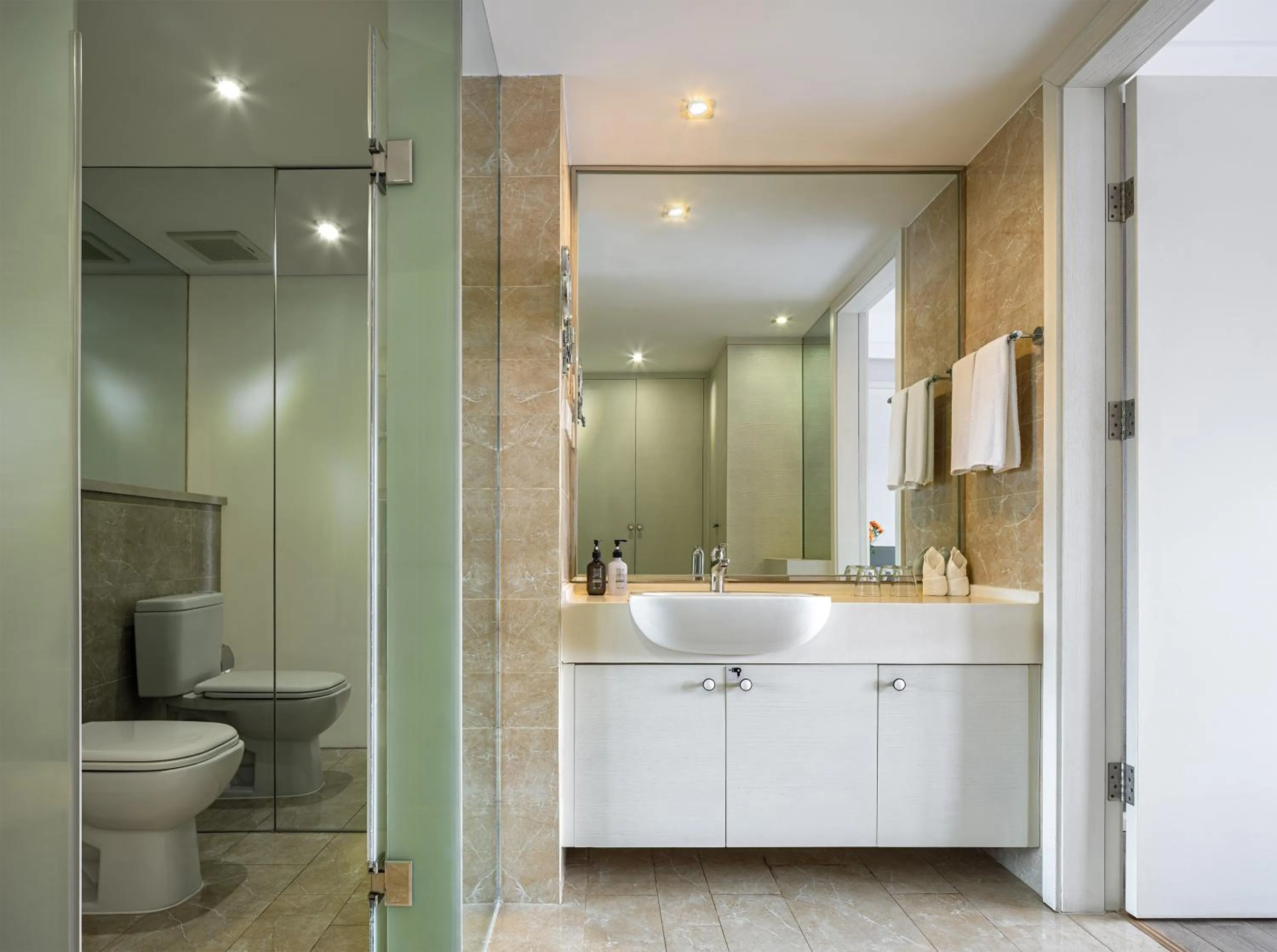 Toilet in Modena by Fraser Changsha