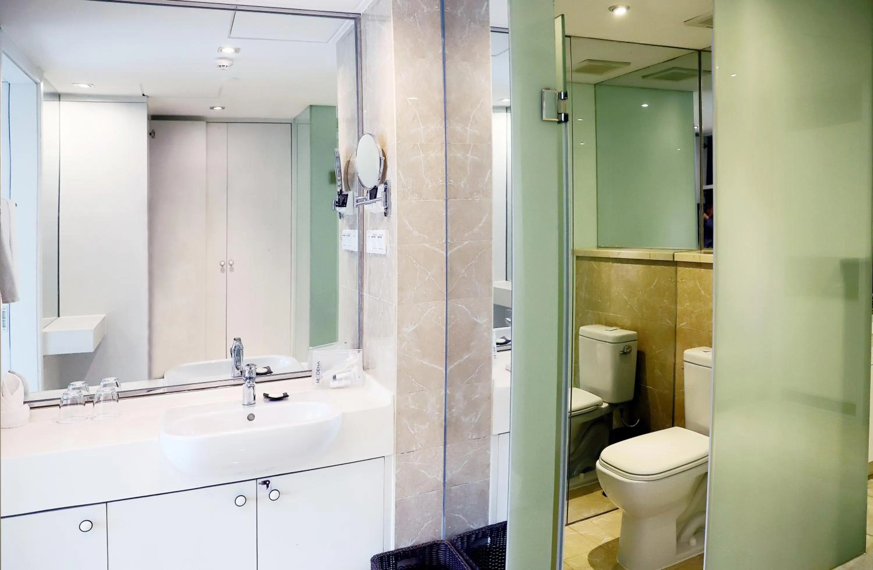 Toilet in Modena by Fraser Changsha