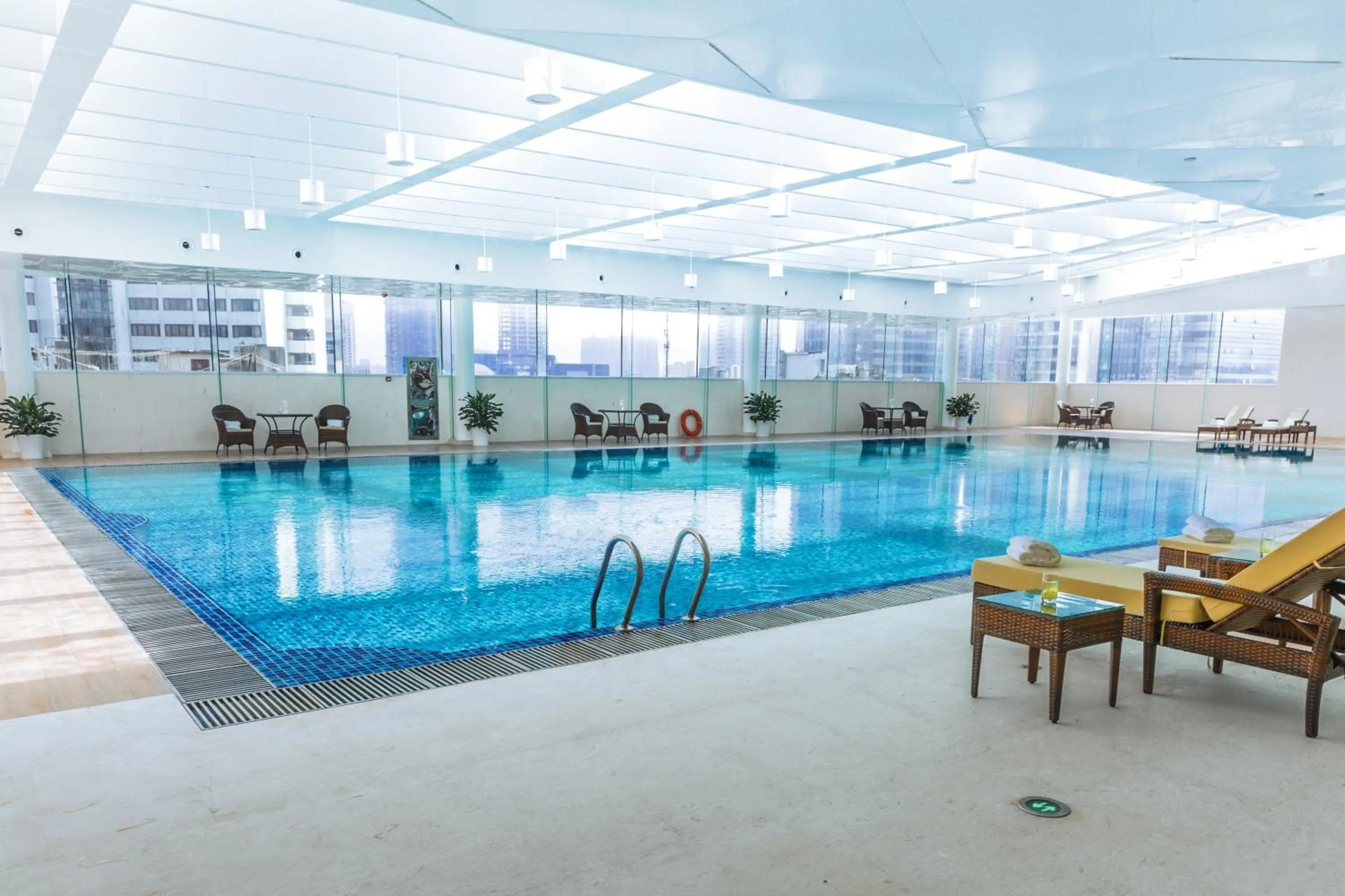 Swimming pool in Modena by Fraser Changsha