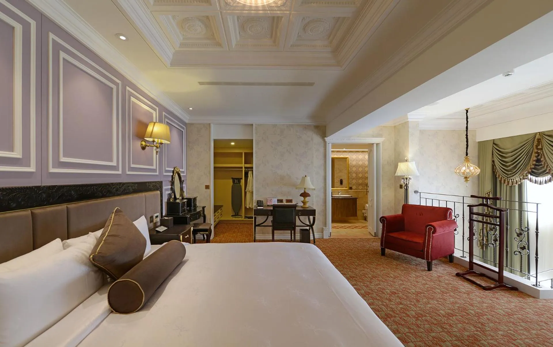 Bedroom, Bed in Golden Tulip RS Boutique Hotel-Tainan