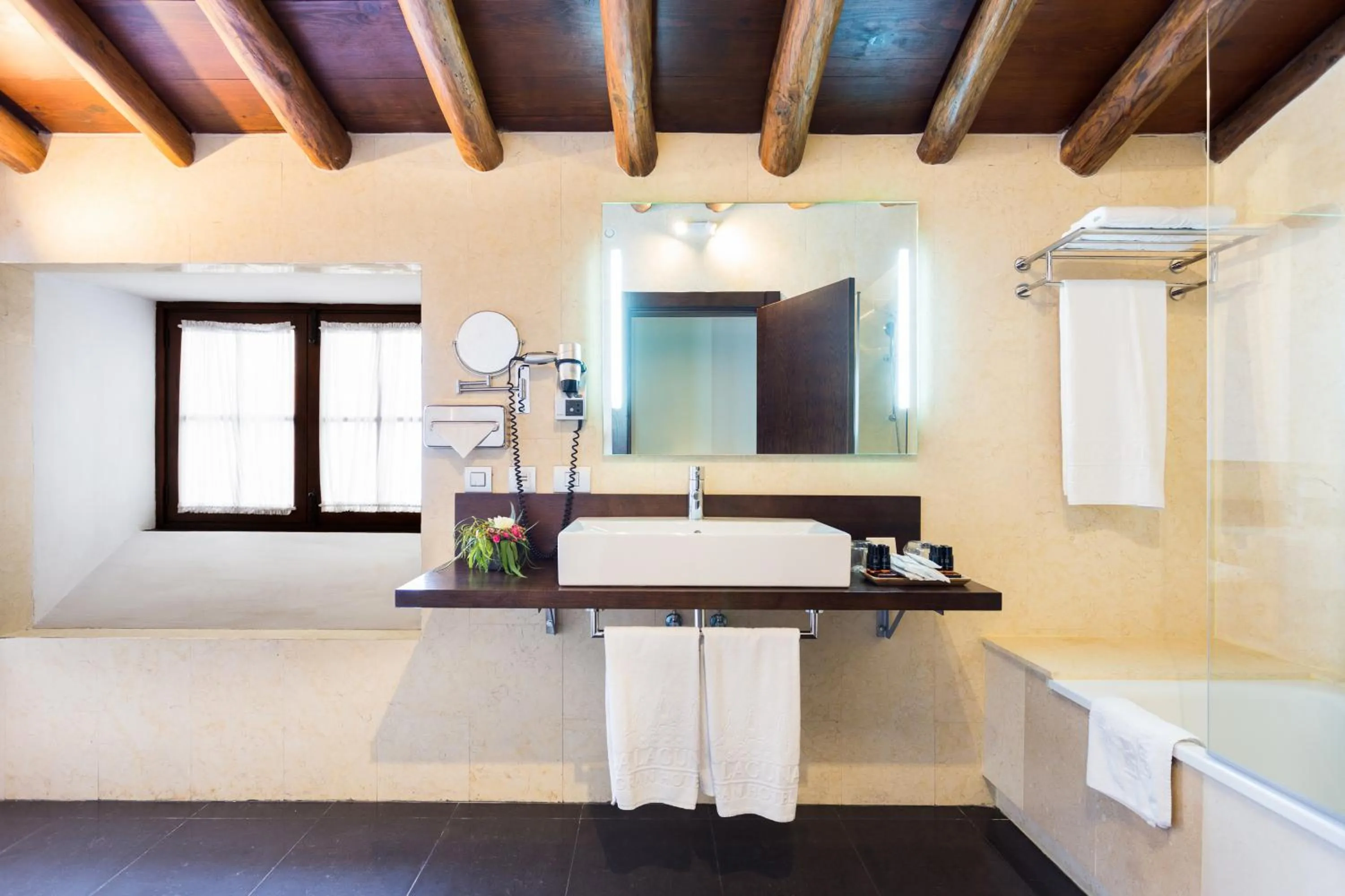 Bathroom in La Laguna Gran Hotel