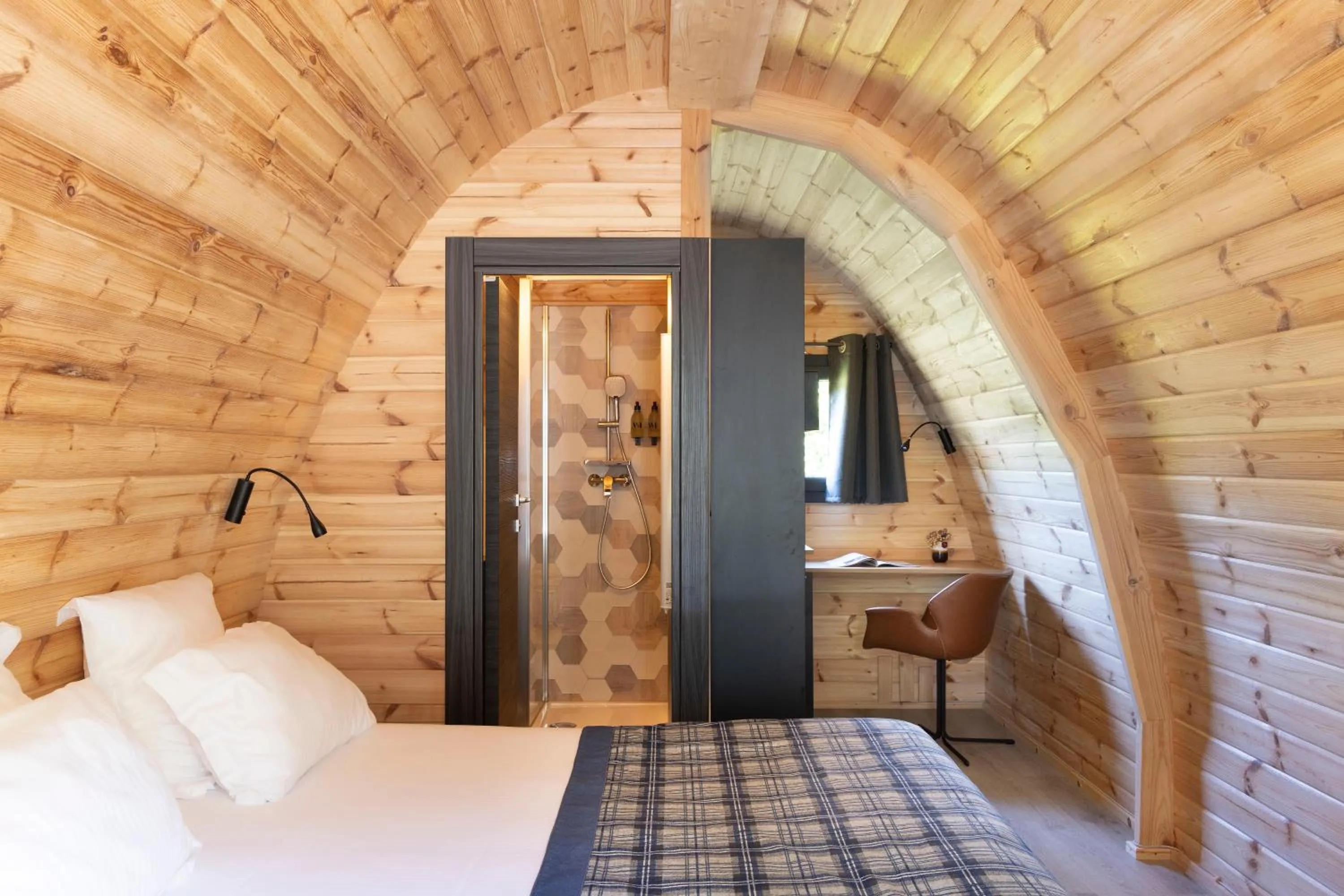 Bedroom, Bed in Hôtel Les Jardins de Deauville