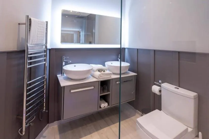 Bathroom in Wolfscastle Country Hotel