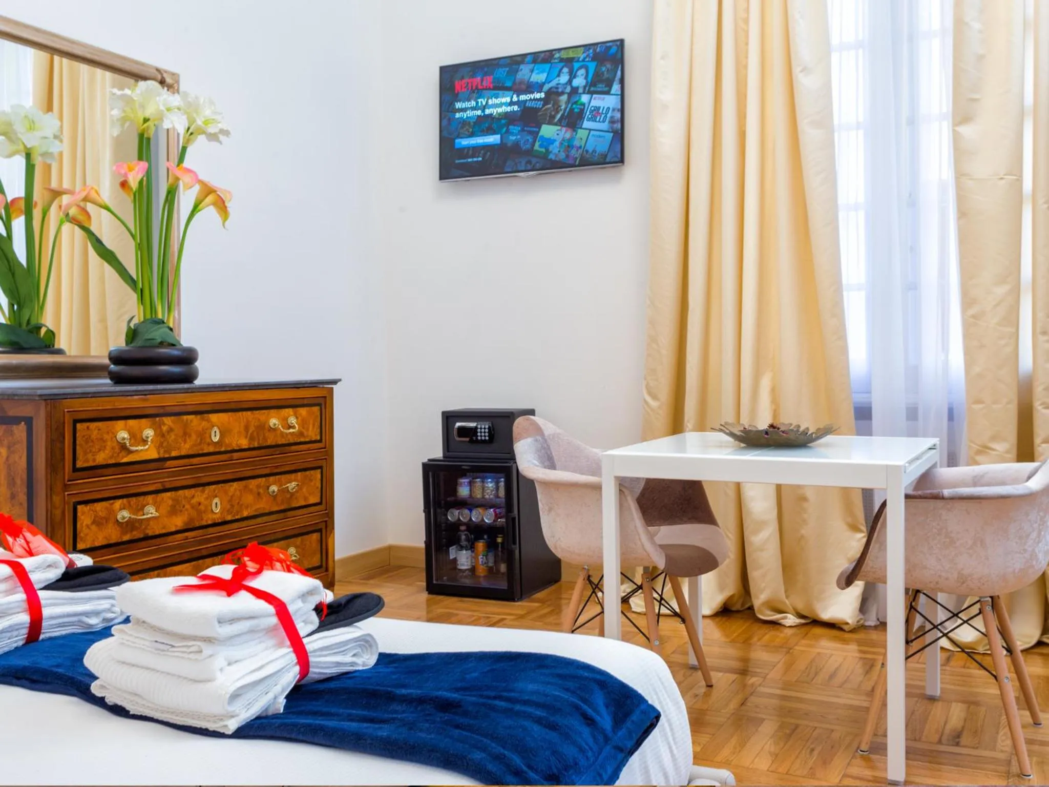 Decorative detail, Bed in Queen Palace Suites