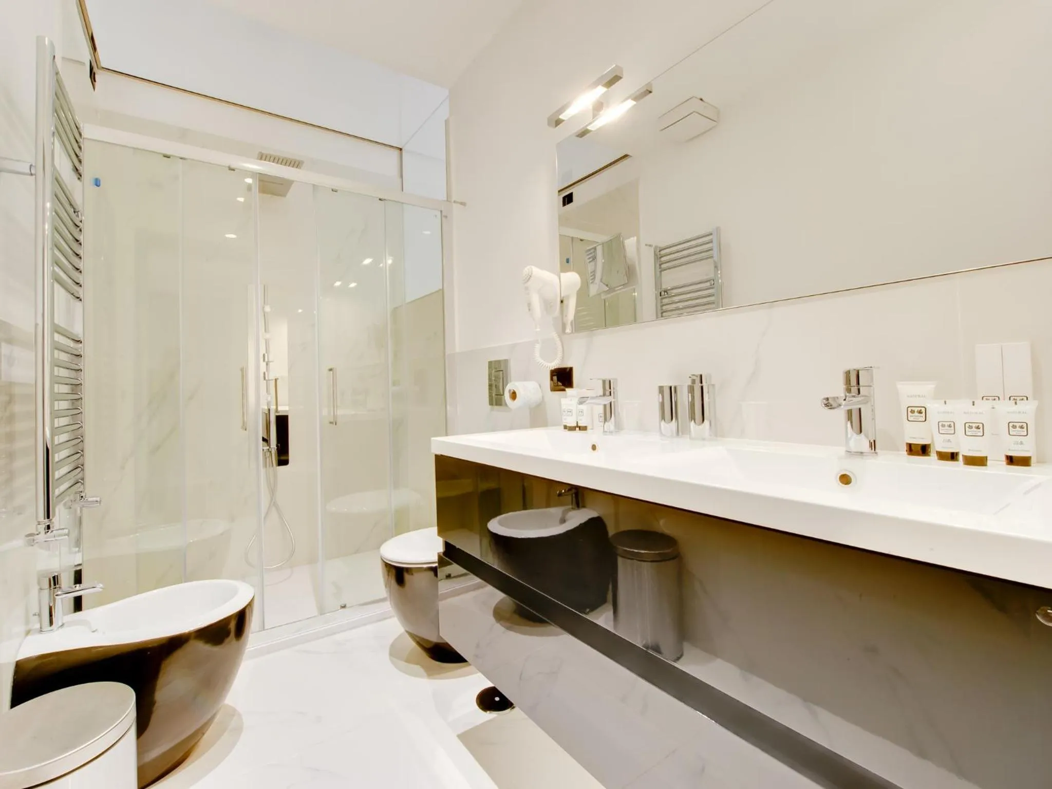 Shower in Queen Palace Suites