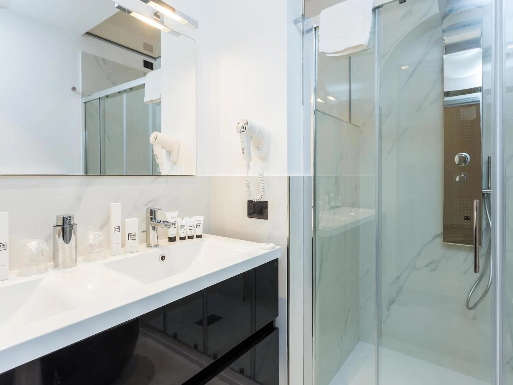 Shower in Queen Palace Suites