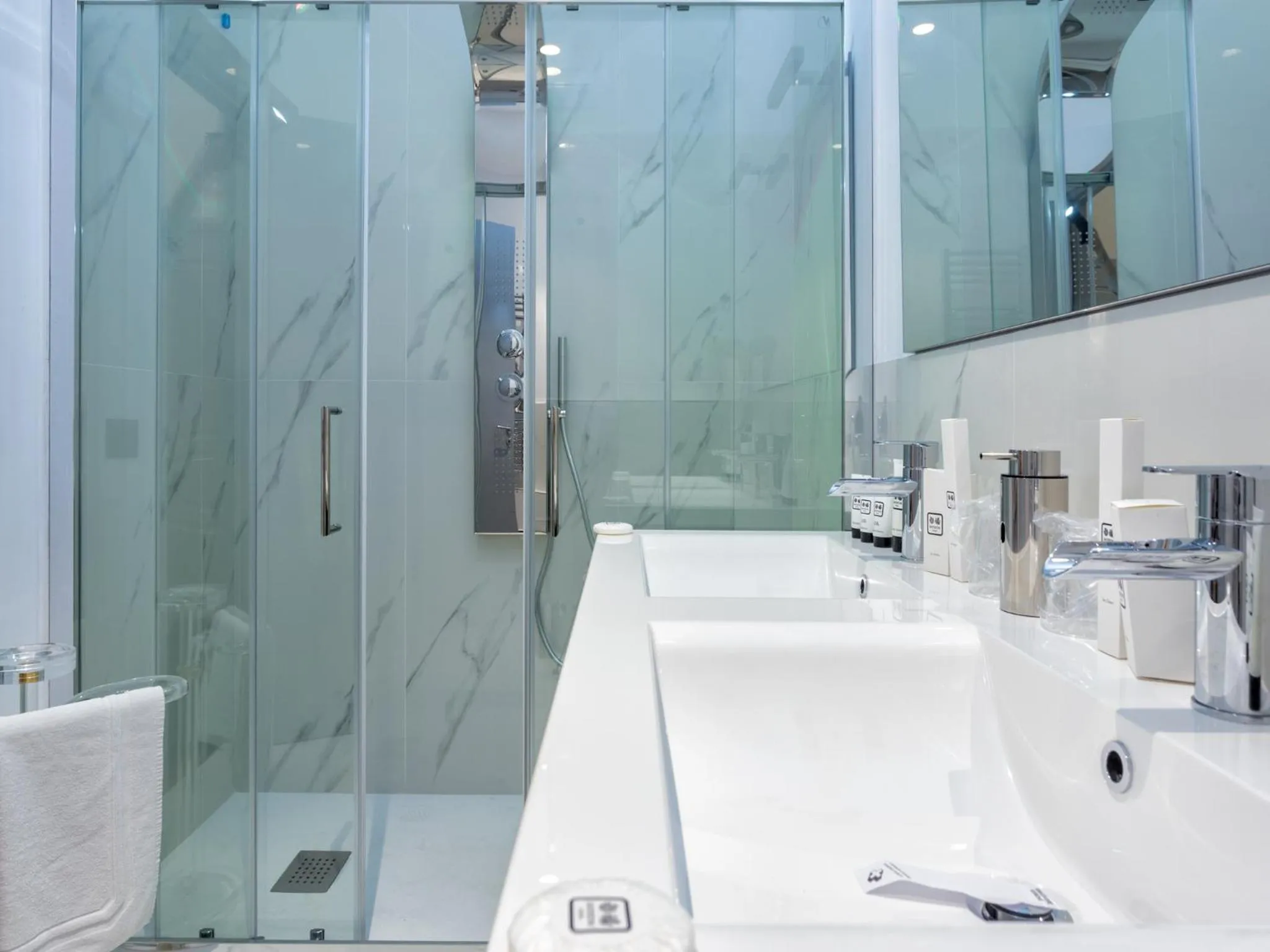 Shower in Queen Palace Suites