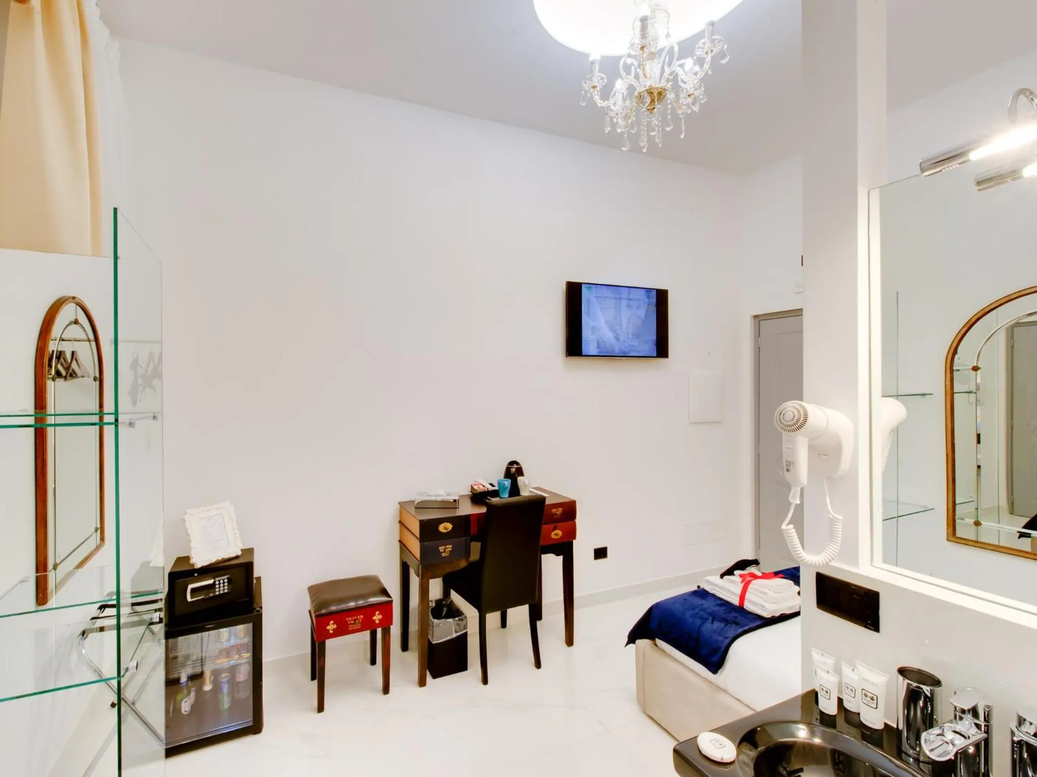 Coffee/tea facilities in Queen Palace Suites