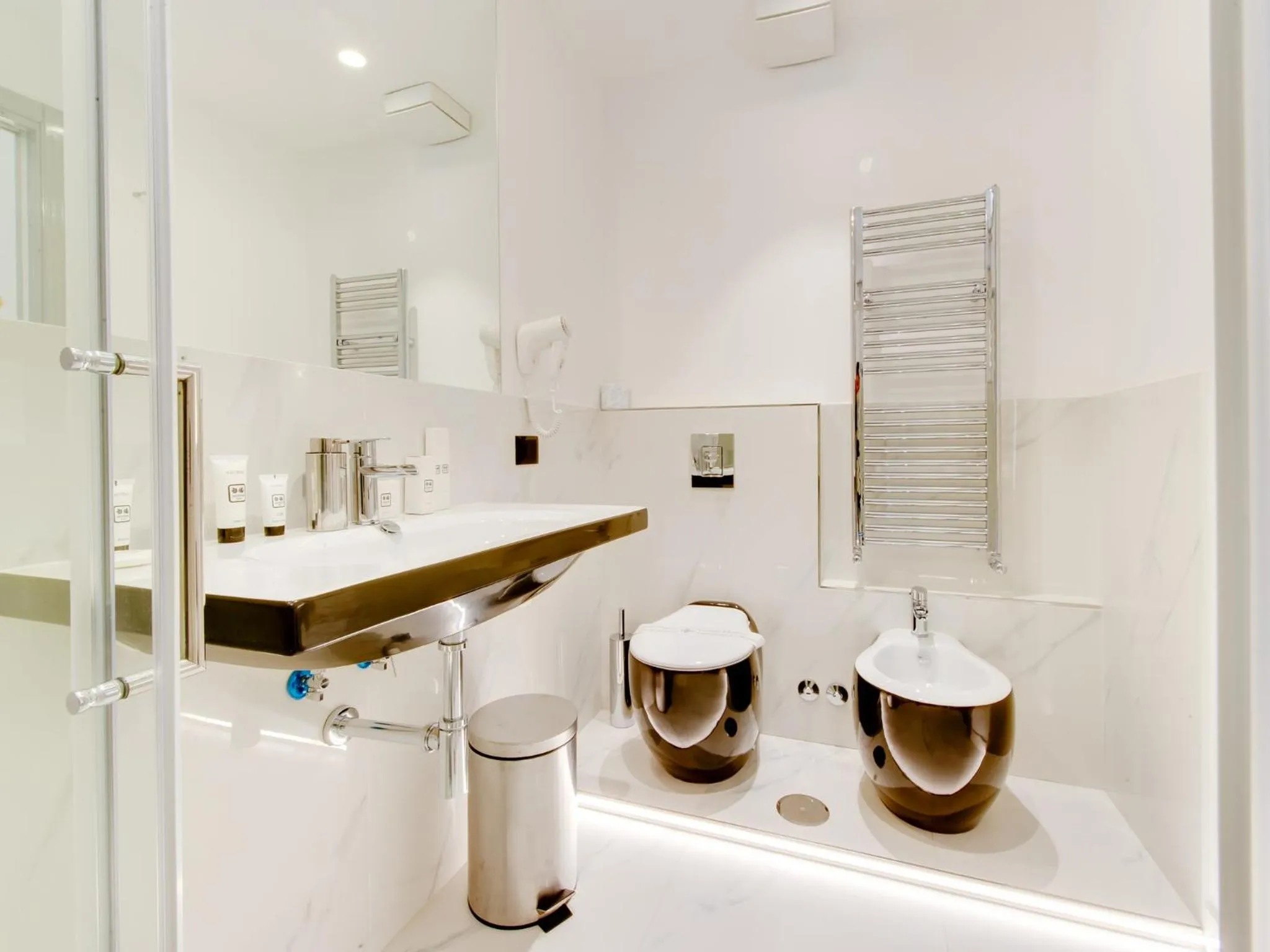 Shower in Queen Palace Suites