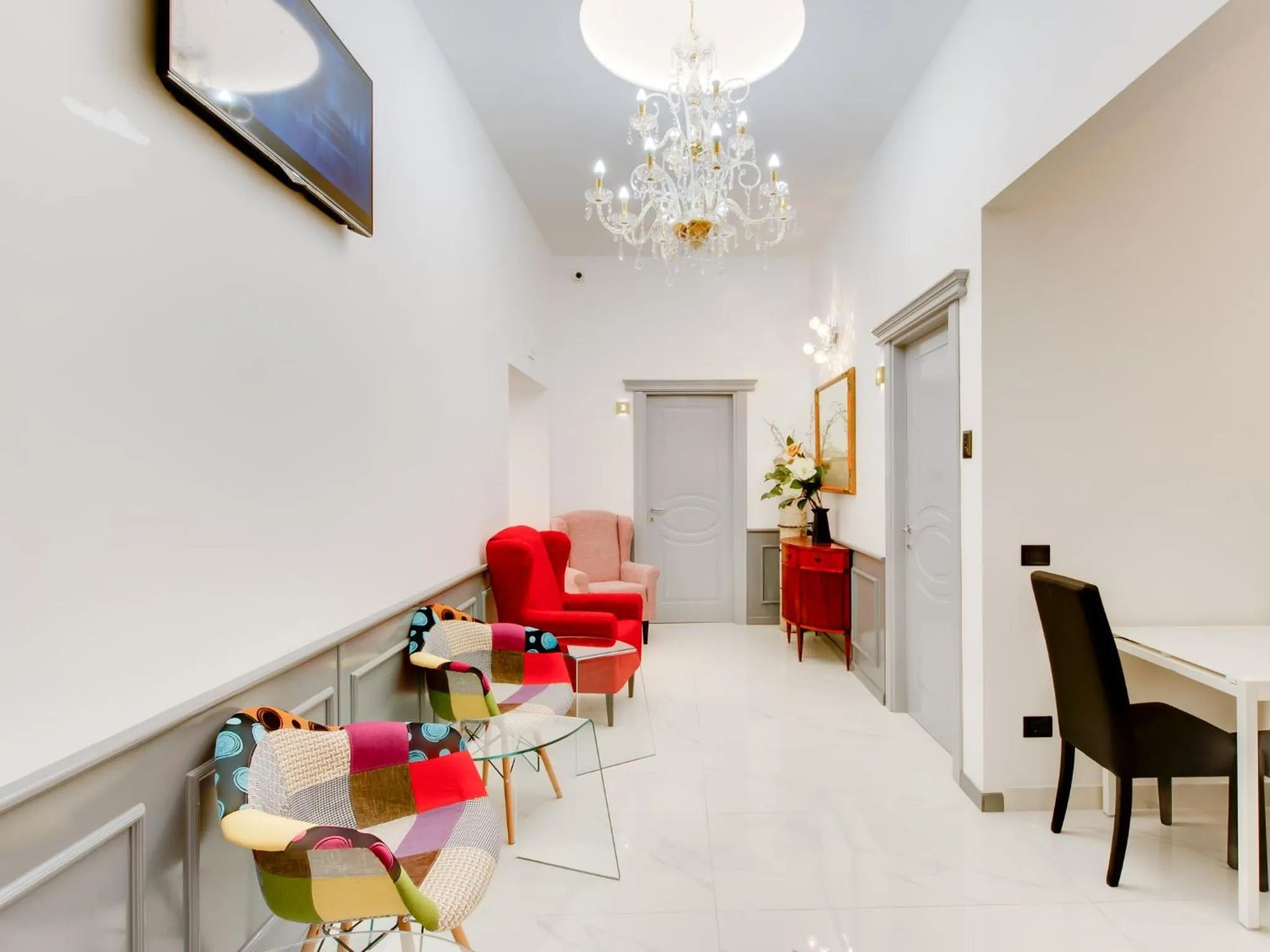 Communal lounge/ TV room in Queen Palace Suites