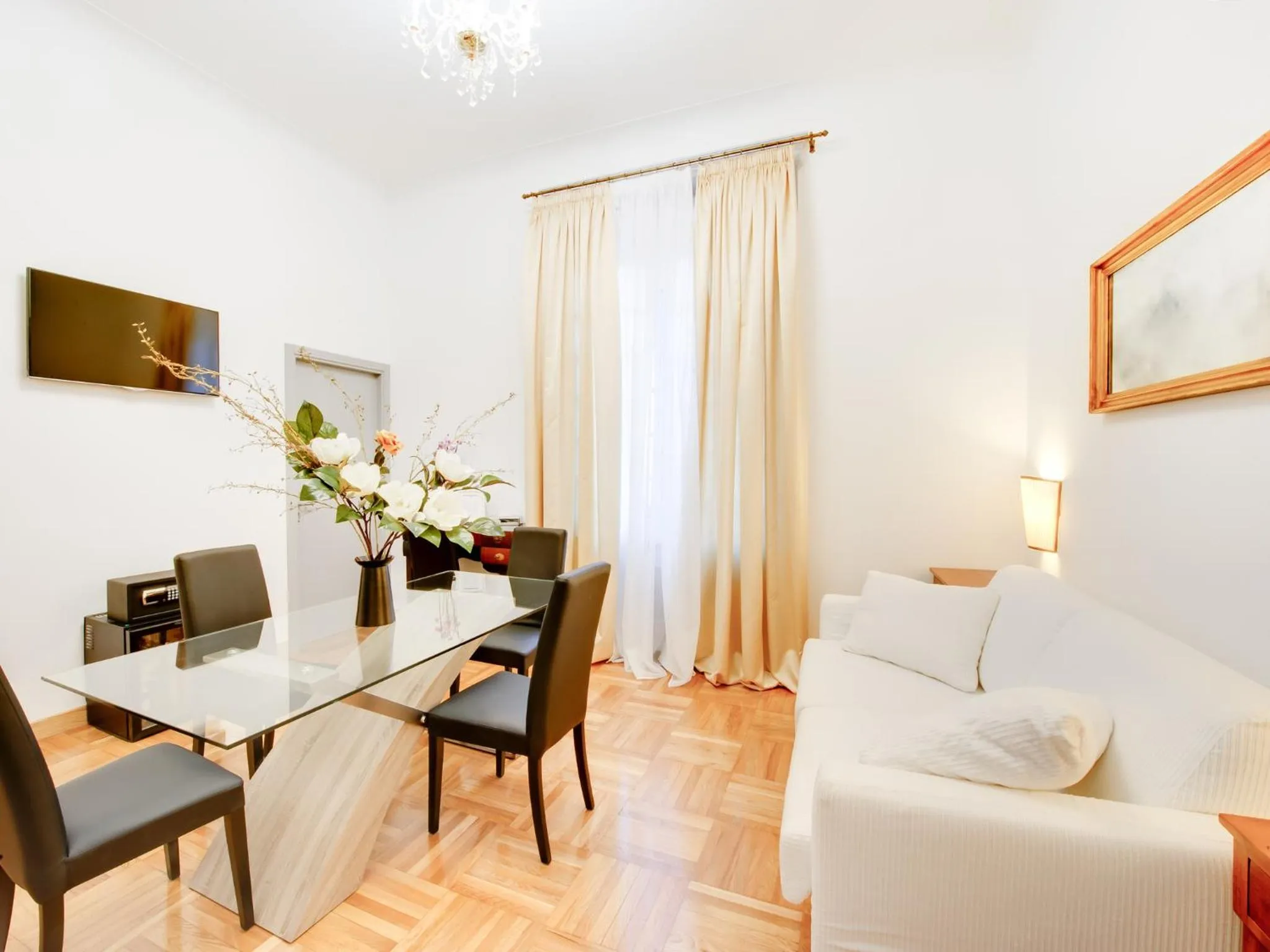 TV and multimedia in Queen Palace Suites