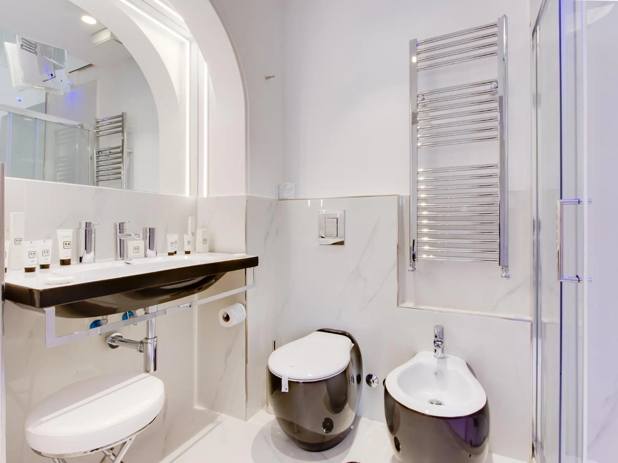 Shower in Queen Palace Suites