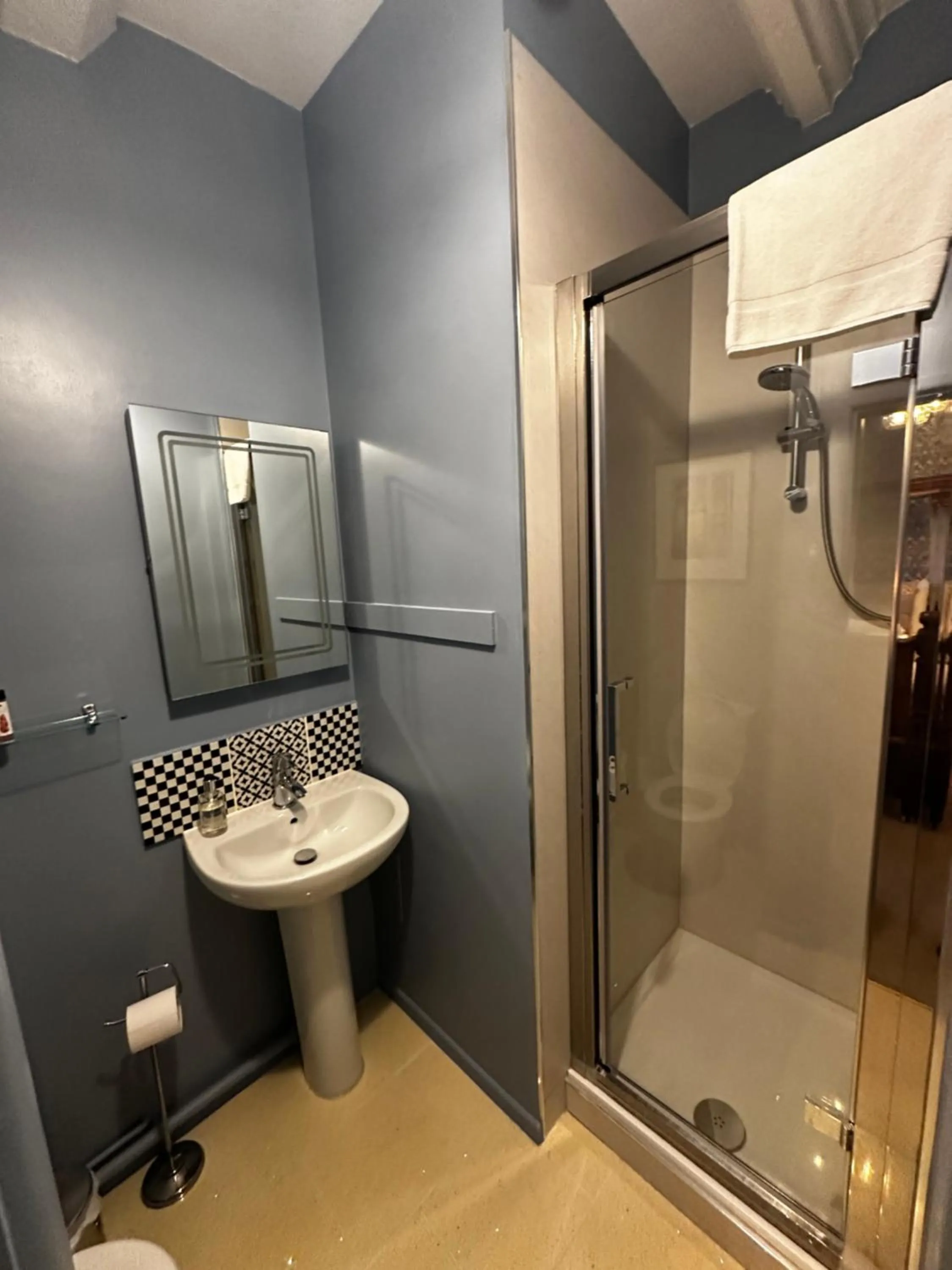 Shower in The Ancient Gatehouse & Rugantino Restaurant