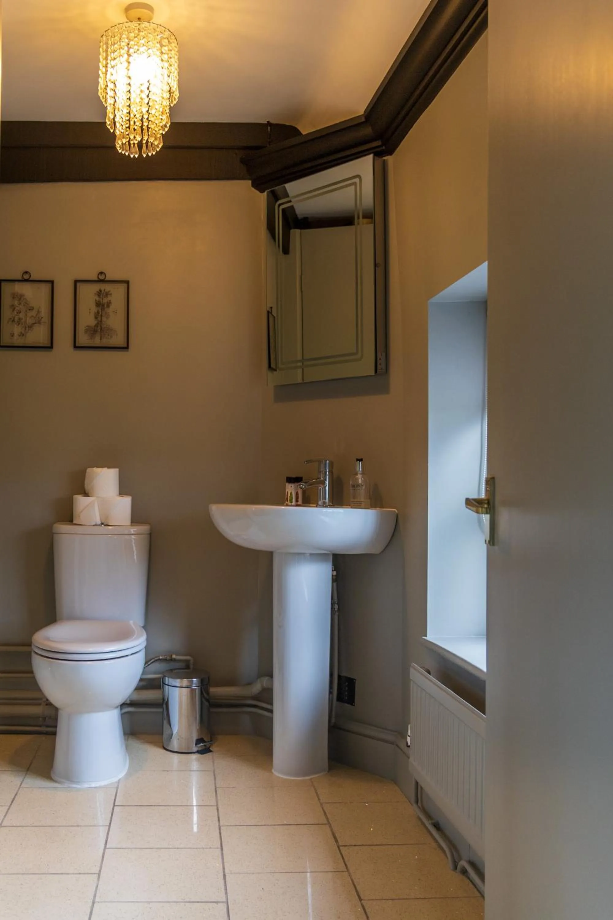 Toilet in The Ancient Gatehouse & Rugantino Restaurant