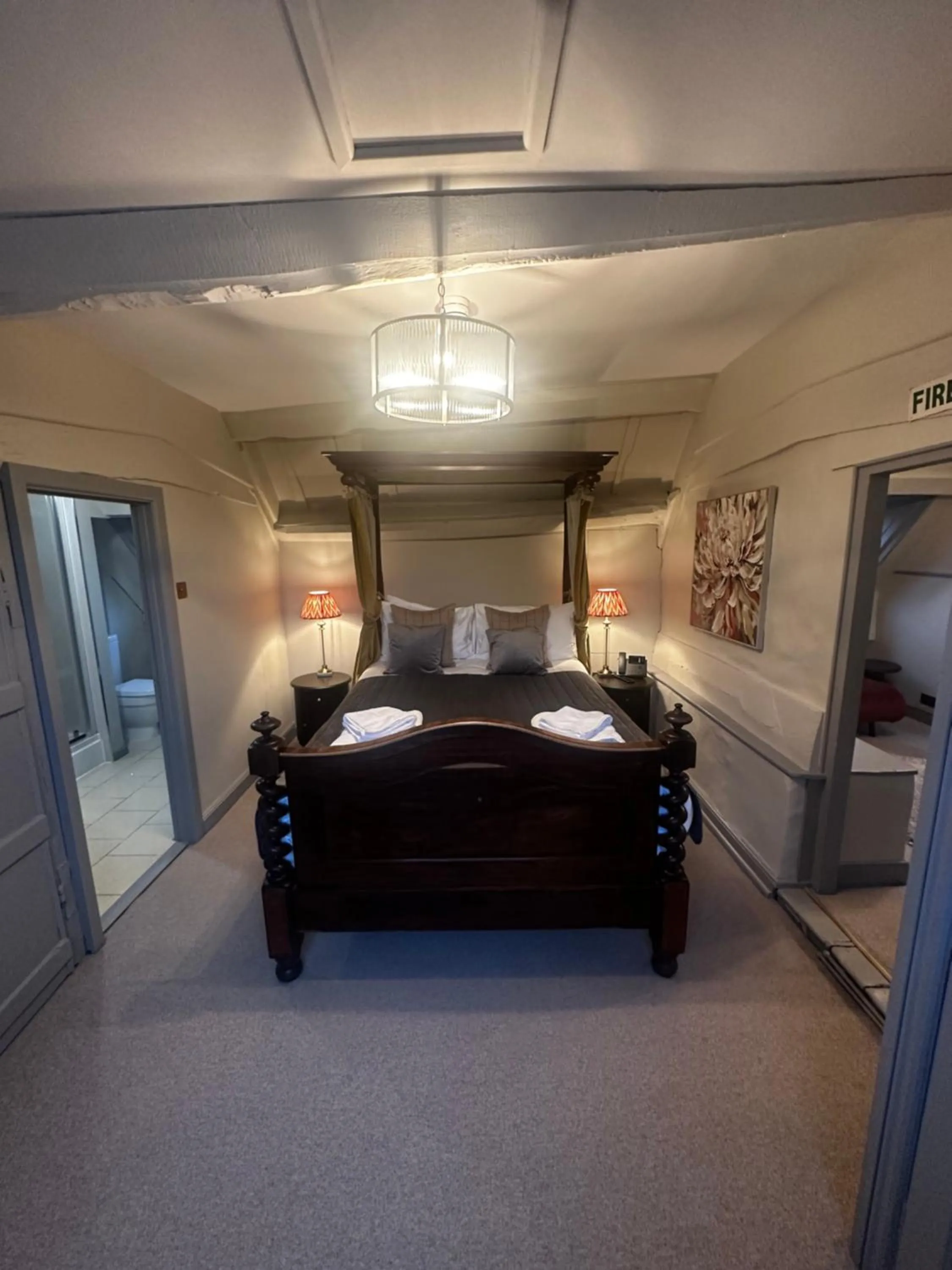 Bed in The Ancient Gatehouse & Rugantino Restaurant