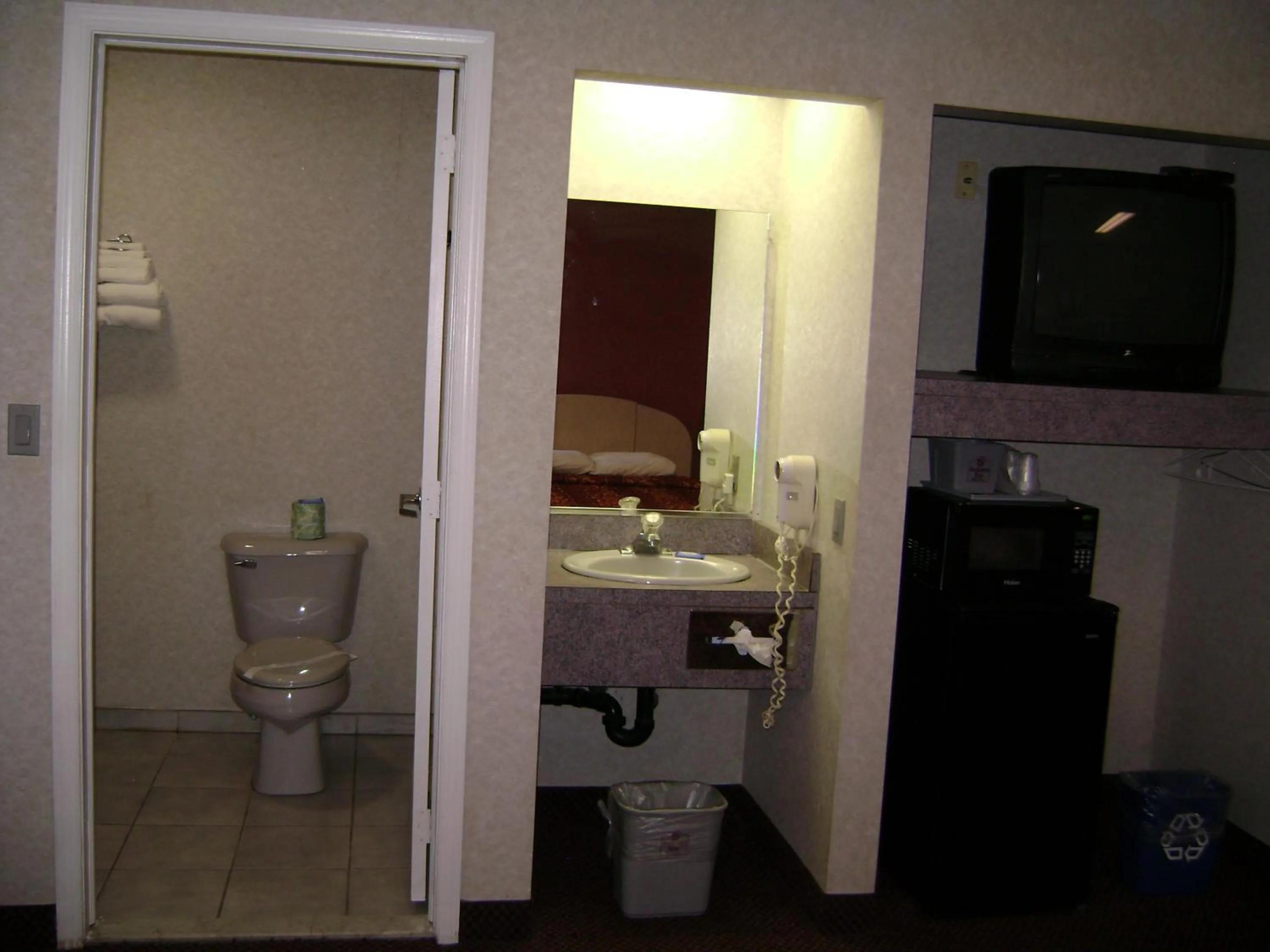 Toilet in Journeys End Motel