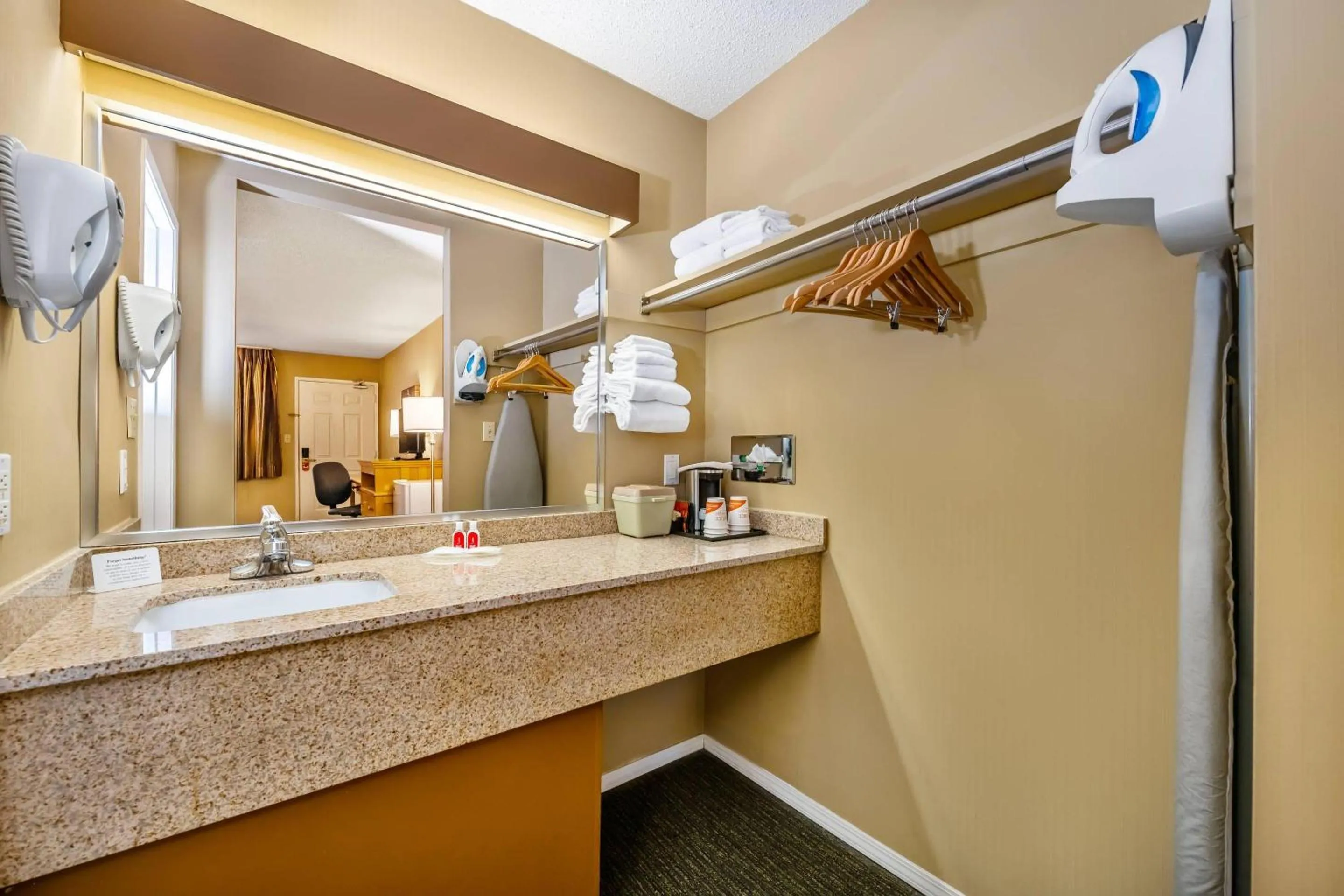 Bedroom in Econo Lodge Inn & Suites