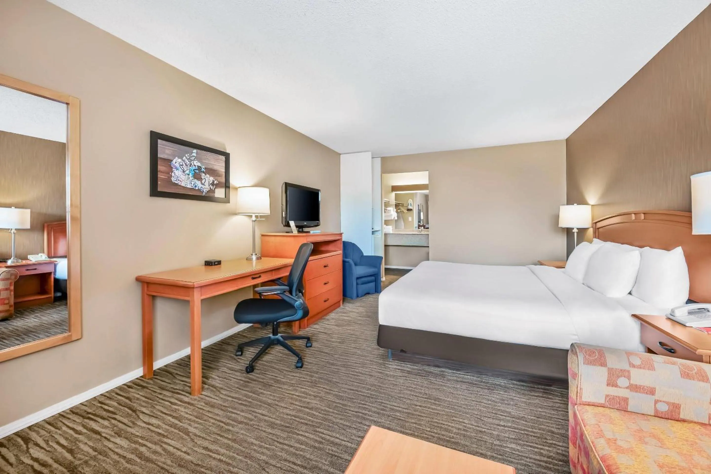 Bedroom, Bed in Econo Lodge Inn & Suites