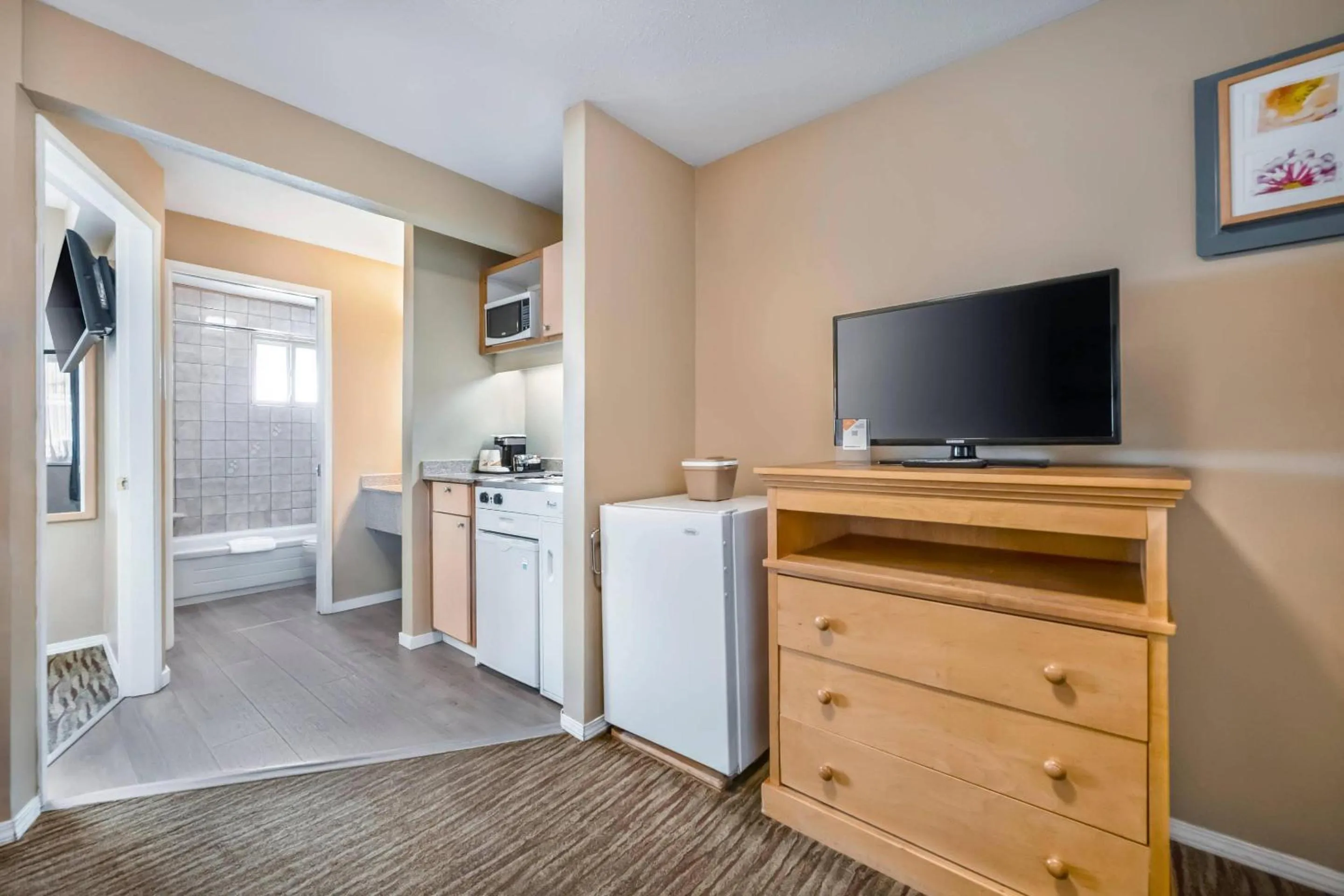 Bedroom, Bed in Econo Lodge Inn & Suites