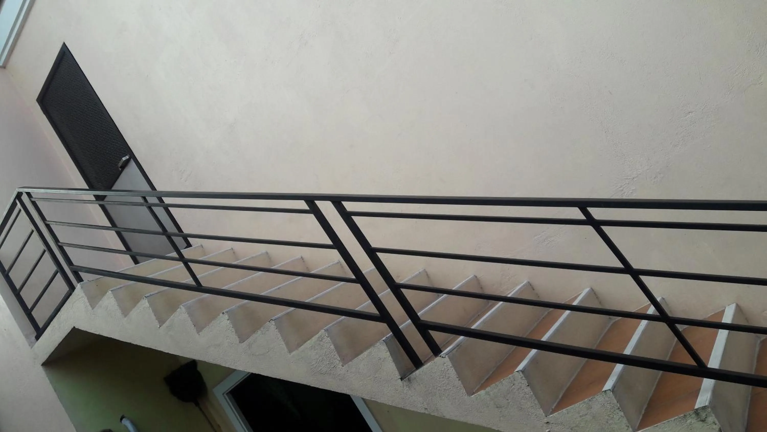 Facade/entrance in D downhill'Place