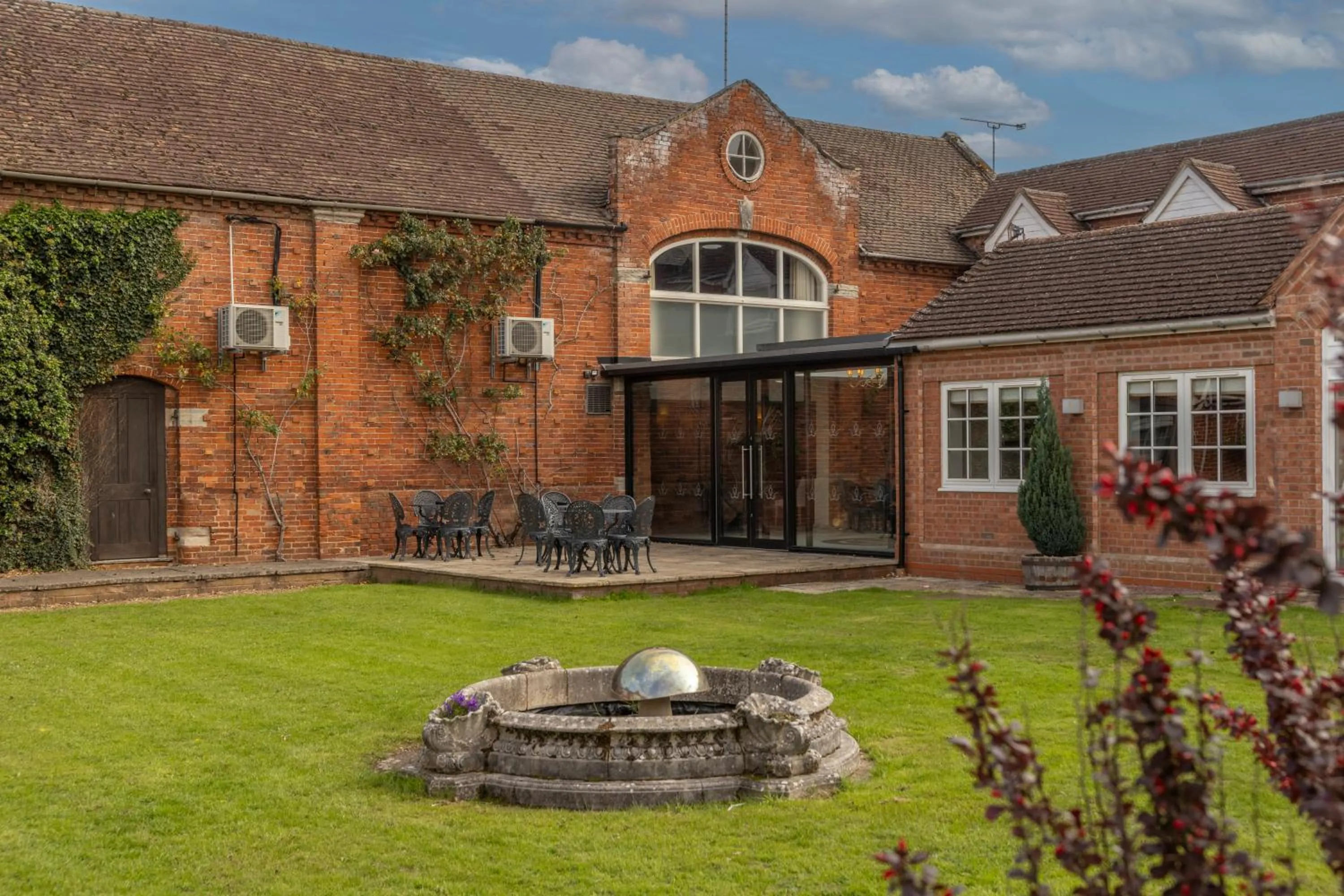 Property building in Kings Court Hotel Alcester, BW Signature Collection