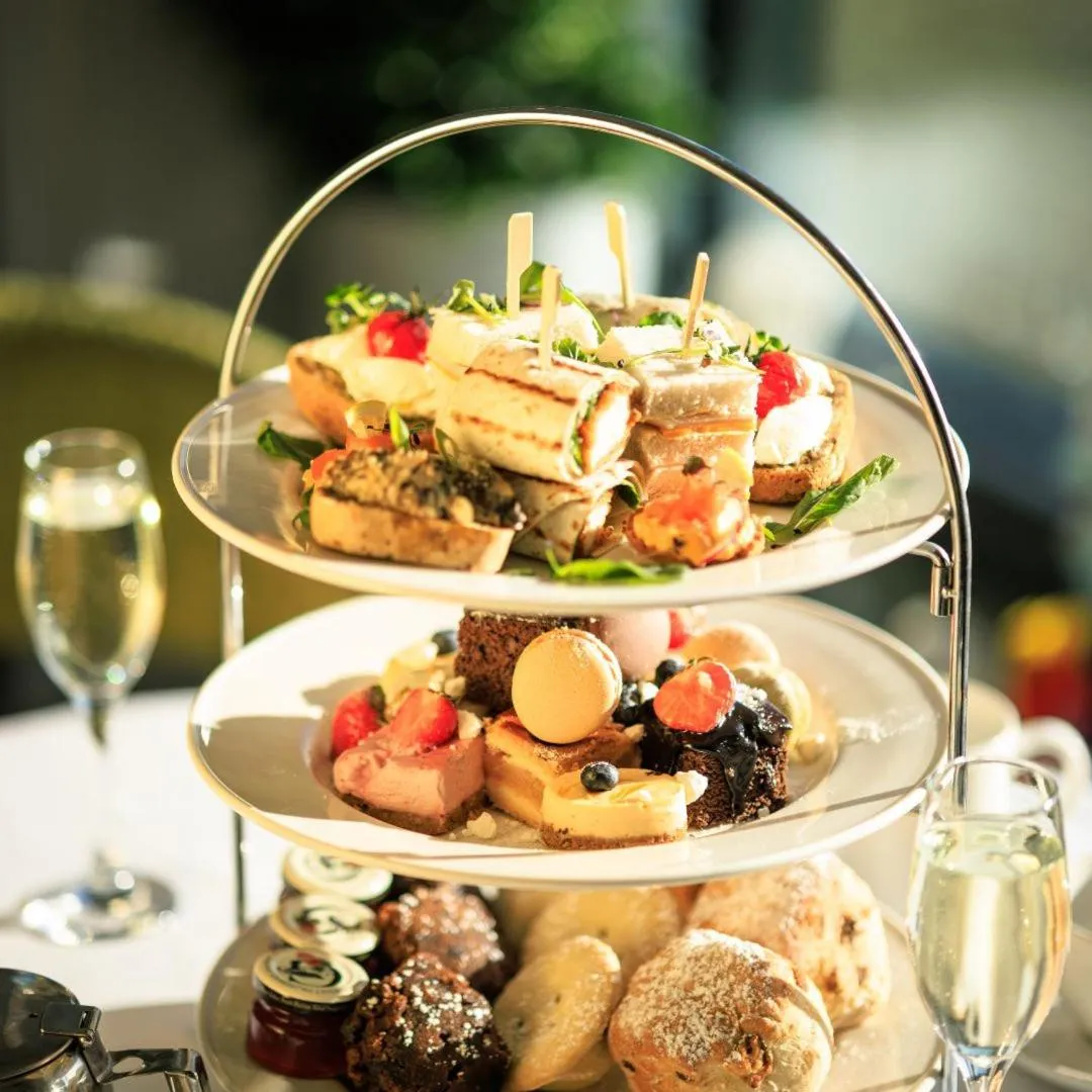 Restaurant/places to eat in Shoreline Hotel