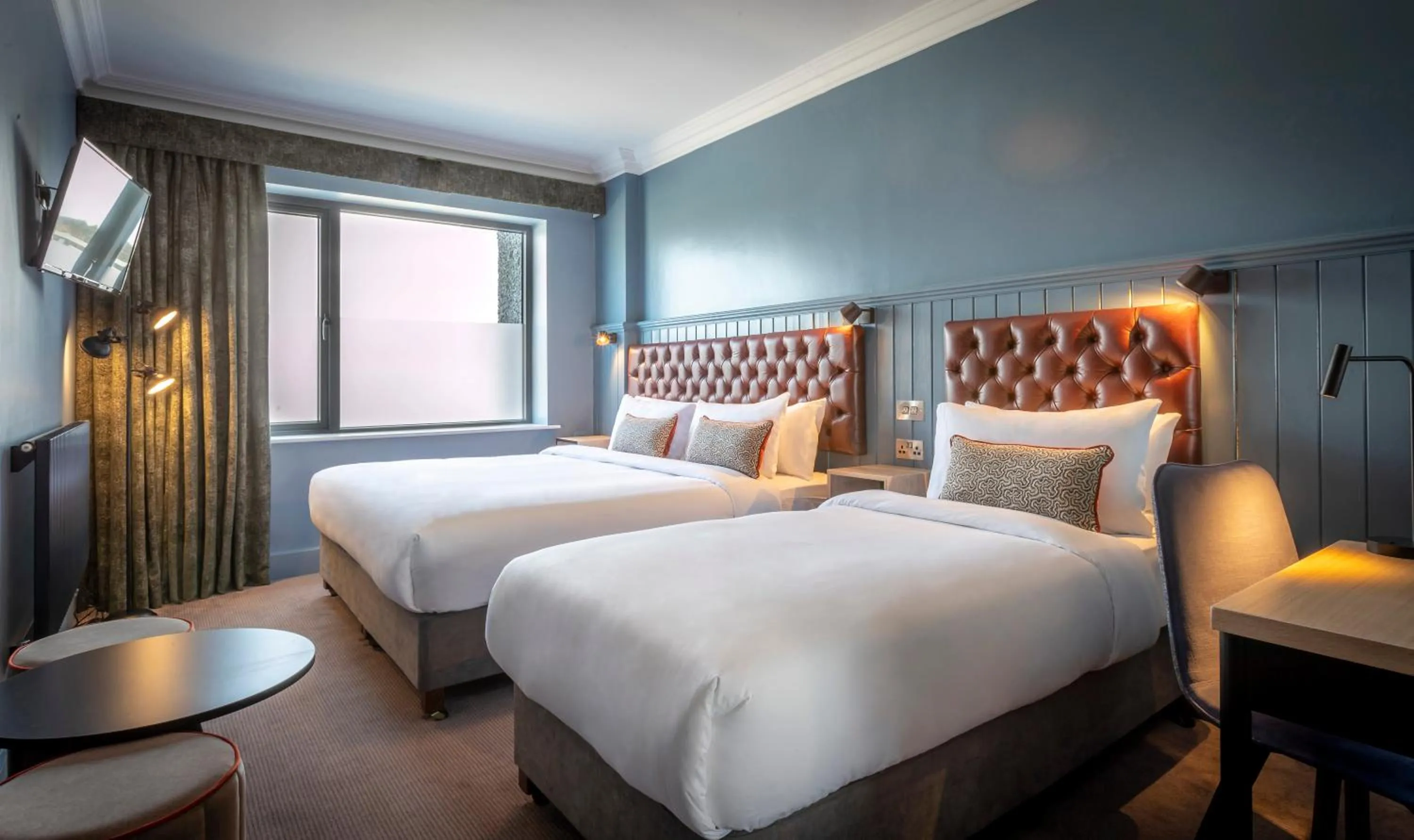 Photo of the whole room, Bed in Shoreline Hotel