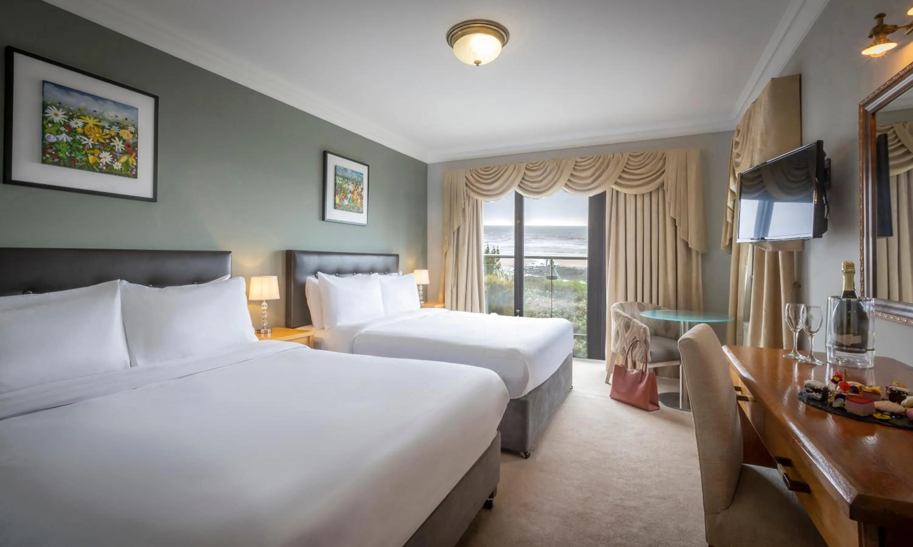 Sea view, Bed in Shoreline Hotel
