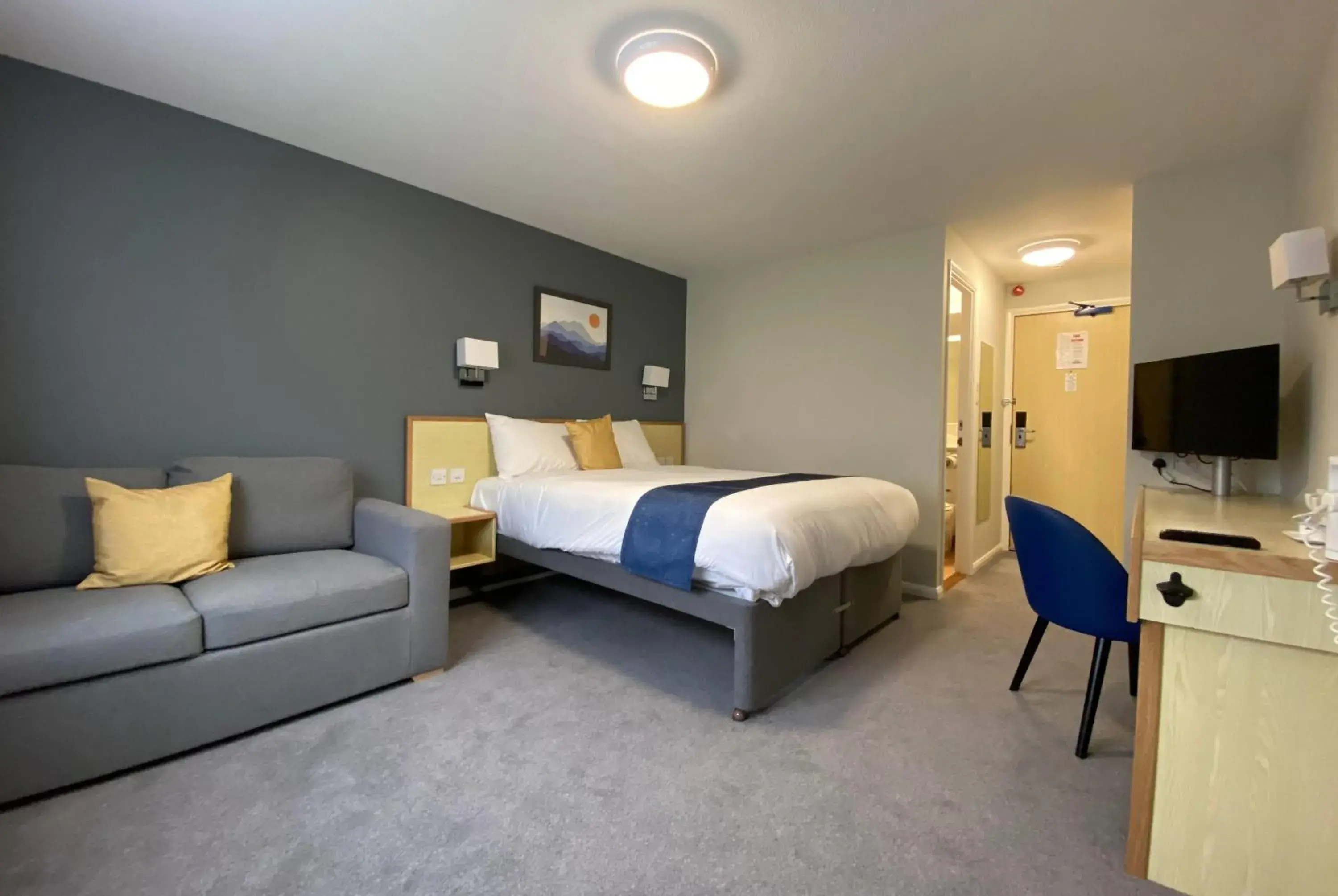 Photo of the whole room, Bed in Days Inn Hotel Sedgemoor Photo of the whole room, Bed in Days Inn Hotel Sedgemoor