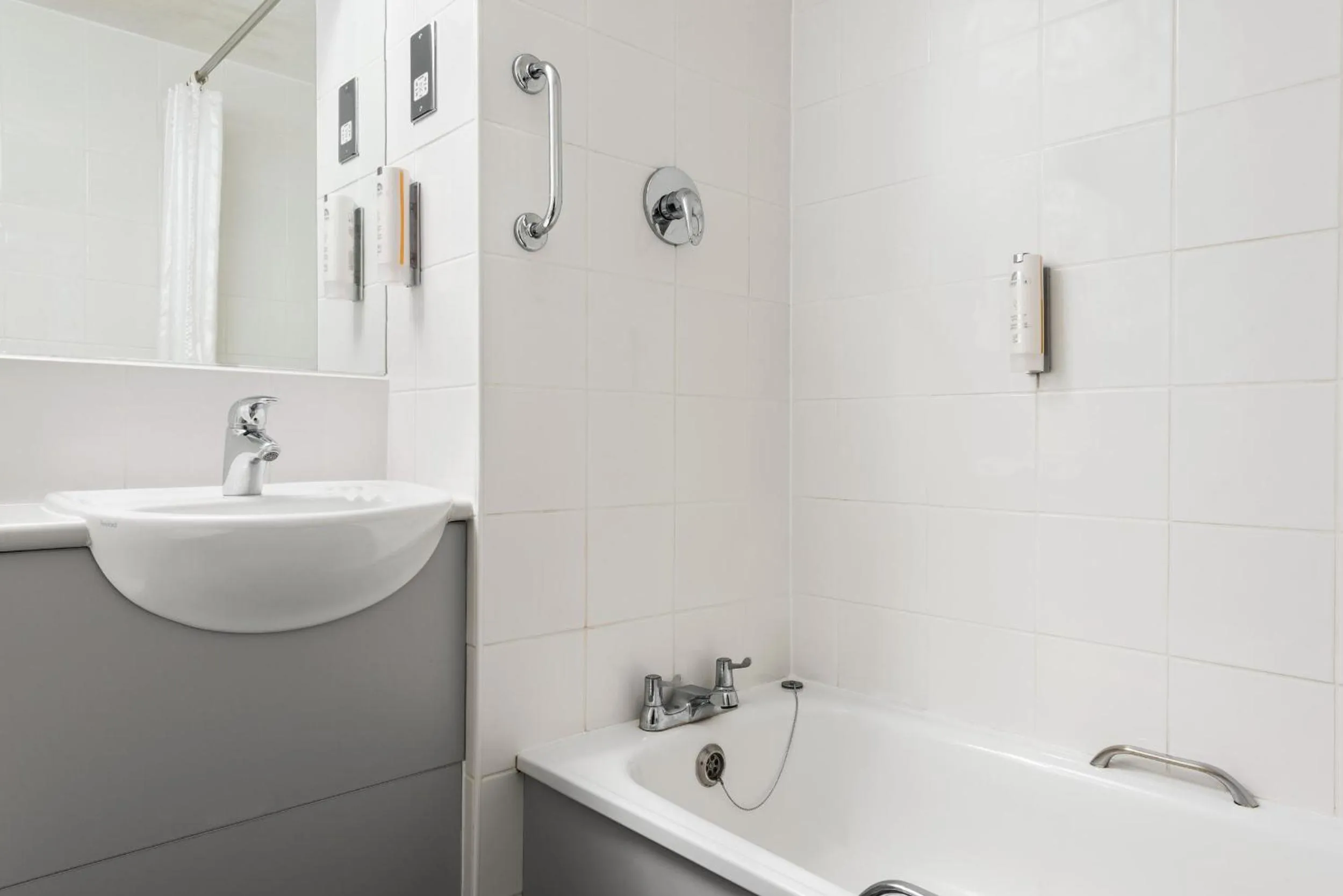 Shower in Days Inn Hotel Sedgemoor