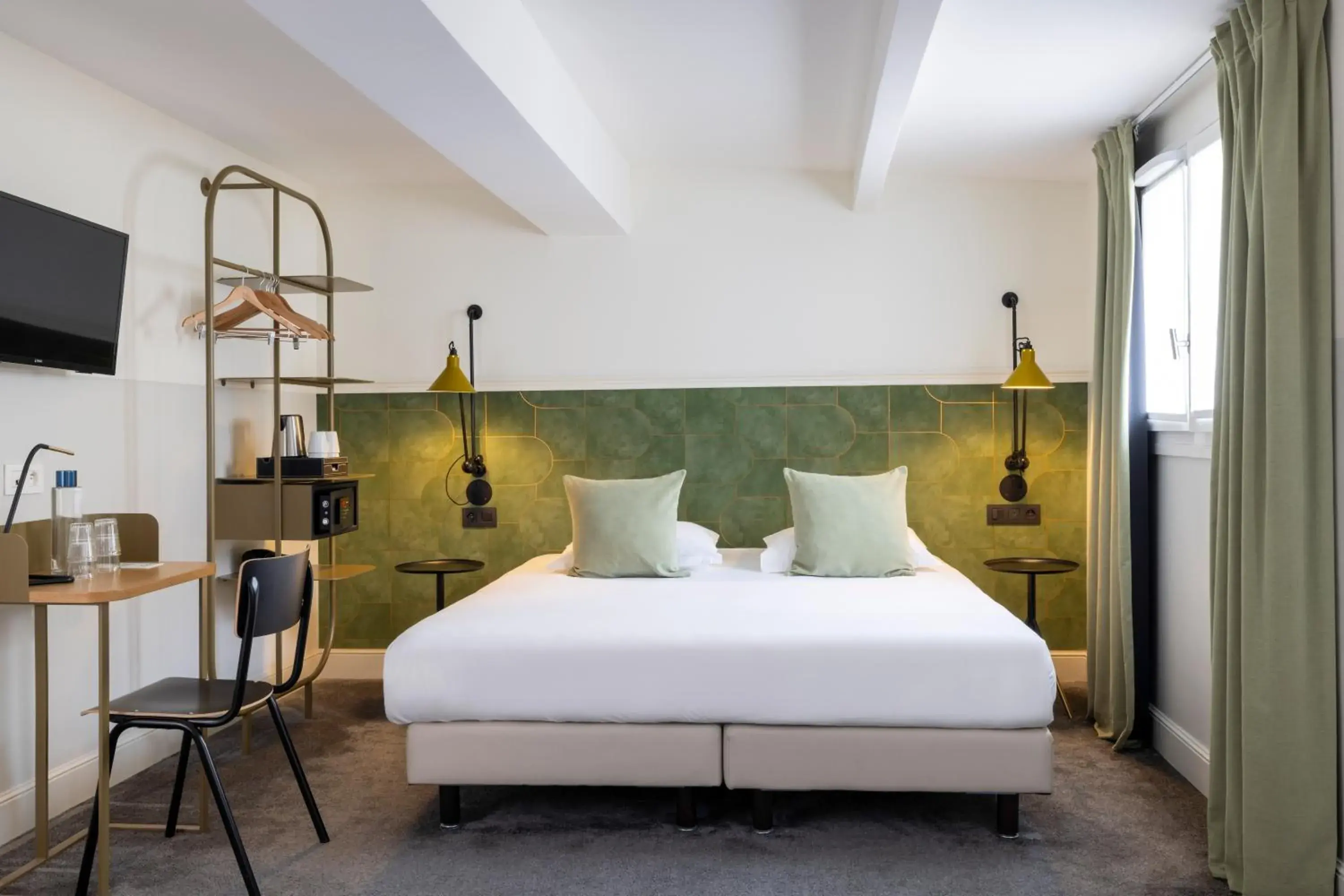 Quadruple Room with Shower in Hôtel Des Mines Quadruple Room with Shower in Hôtel Des Mines