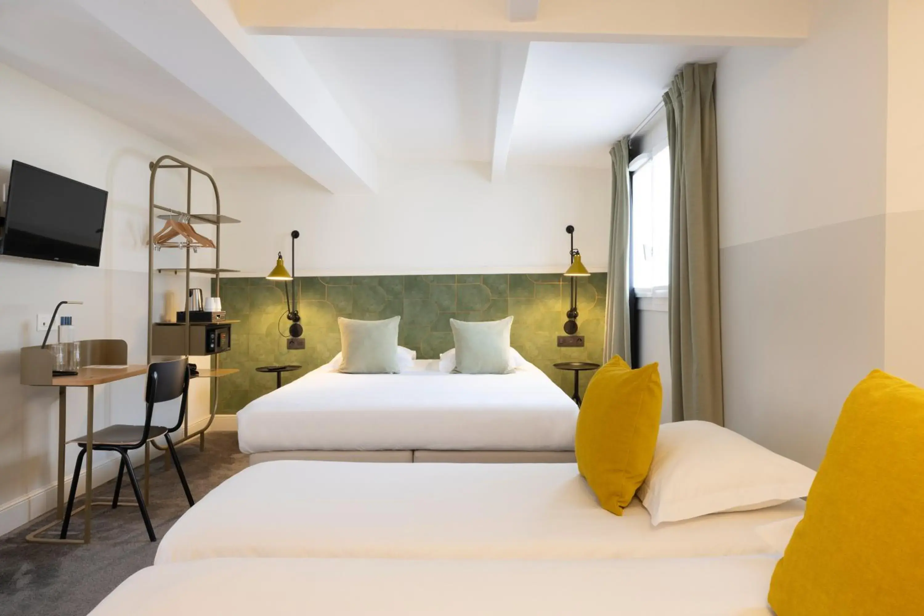 TV and multimedia, Bed in Hôtel Des Mines TV and multimedia, Bed in Hôtel Des Mines