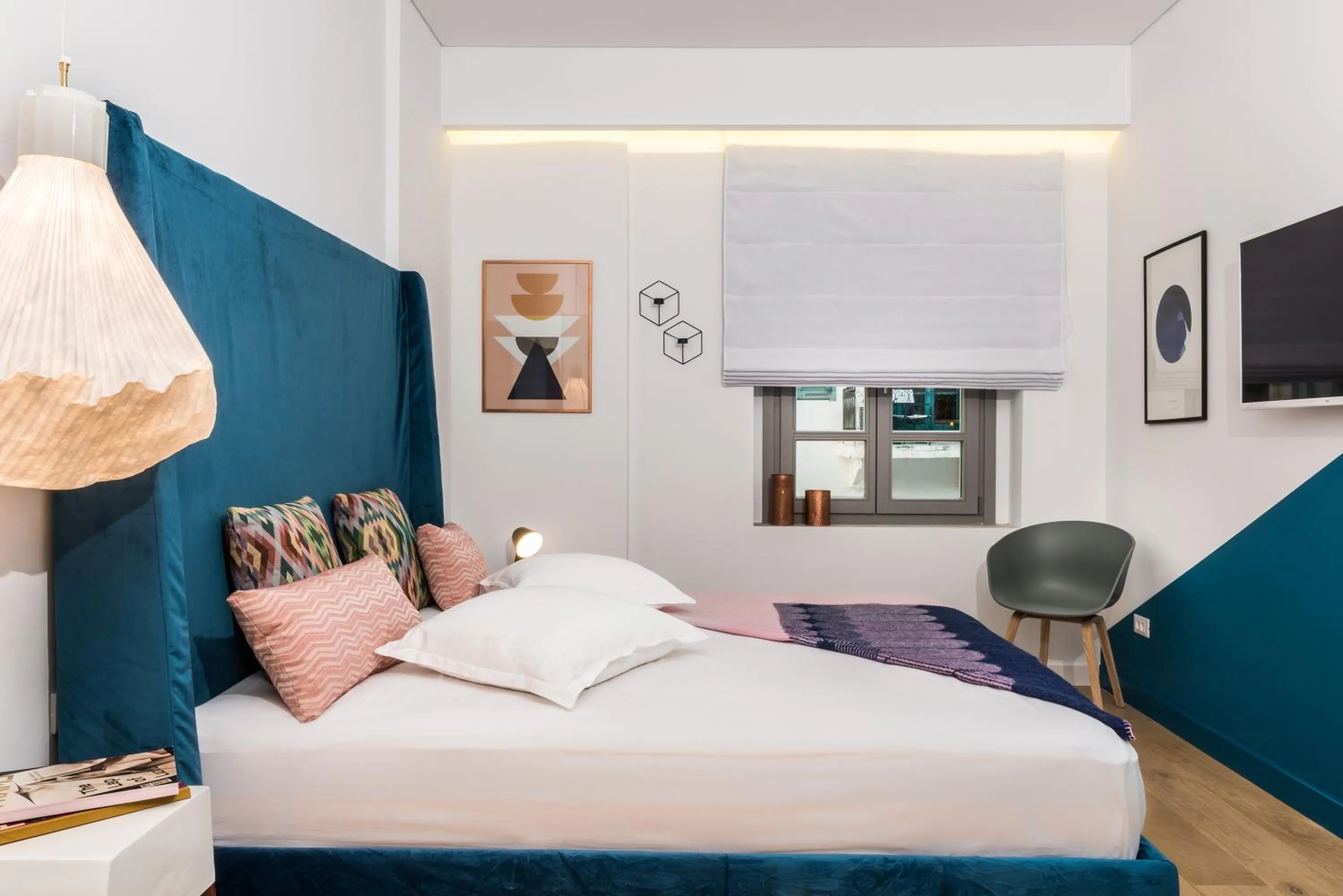 Photo of the whole room, Bed in Nyx Chic Manor