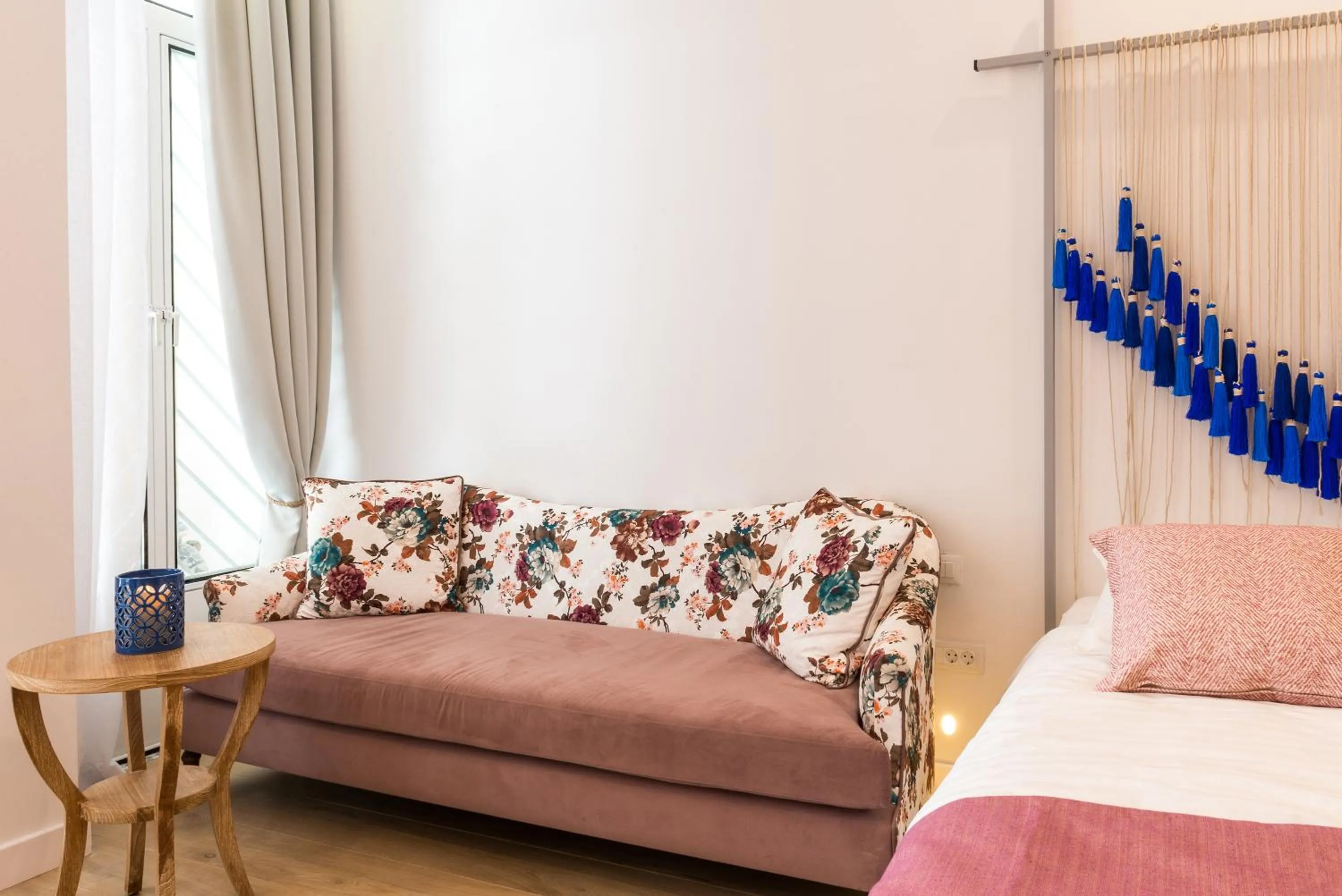 Seating area, Bed in Nyx Chic Manor
