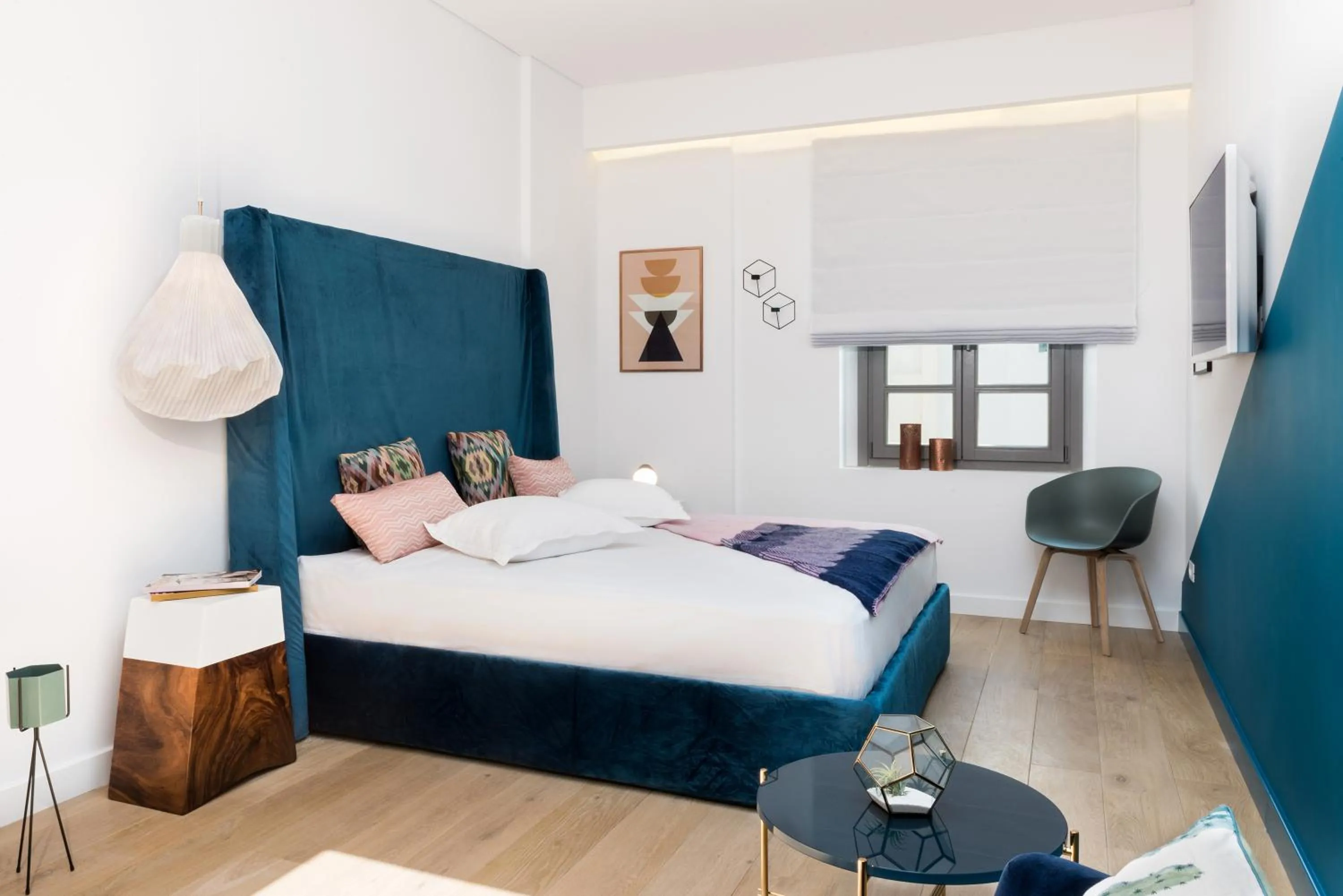 Photo of the whole room, Bed in Nyx Chic Manor