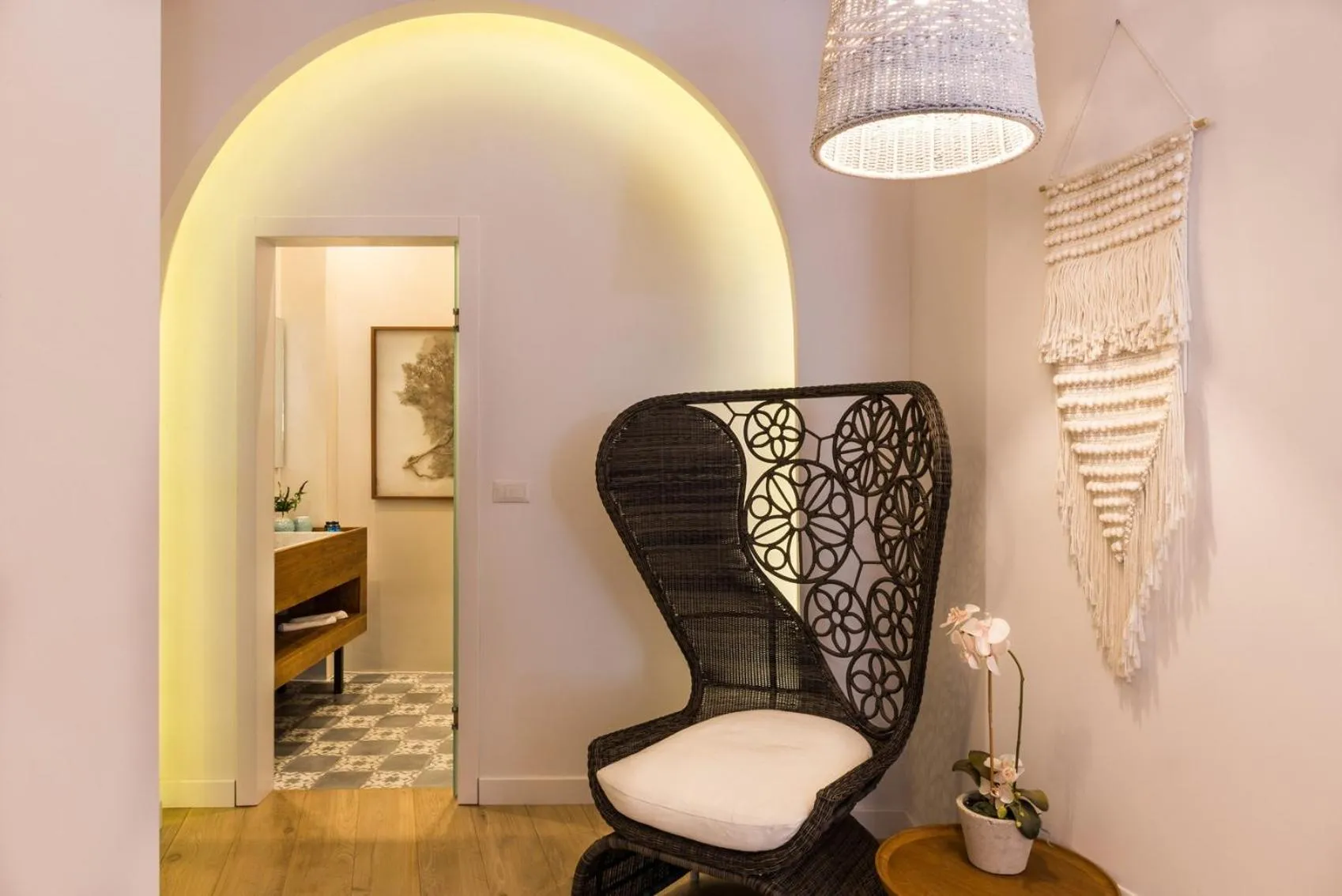 Decorative detail in Nyx Chic Manor