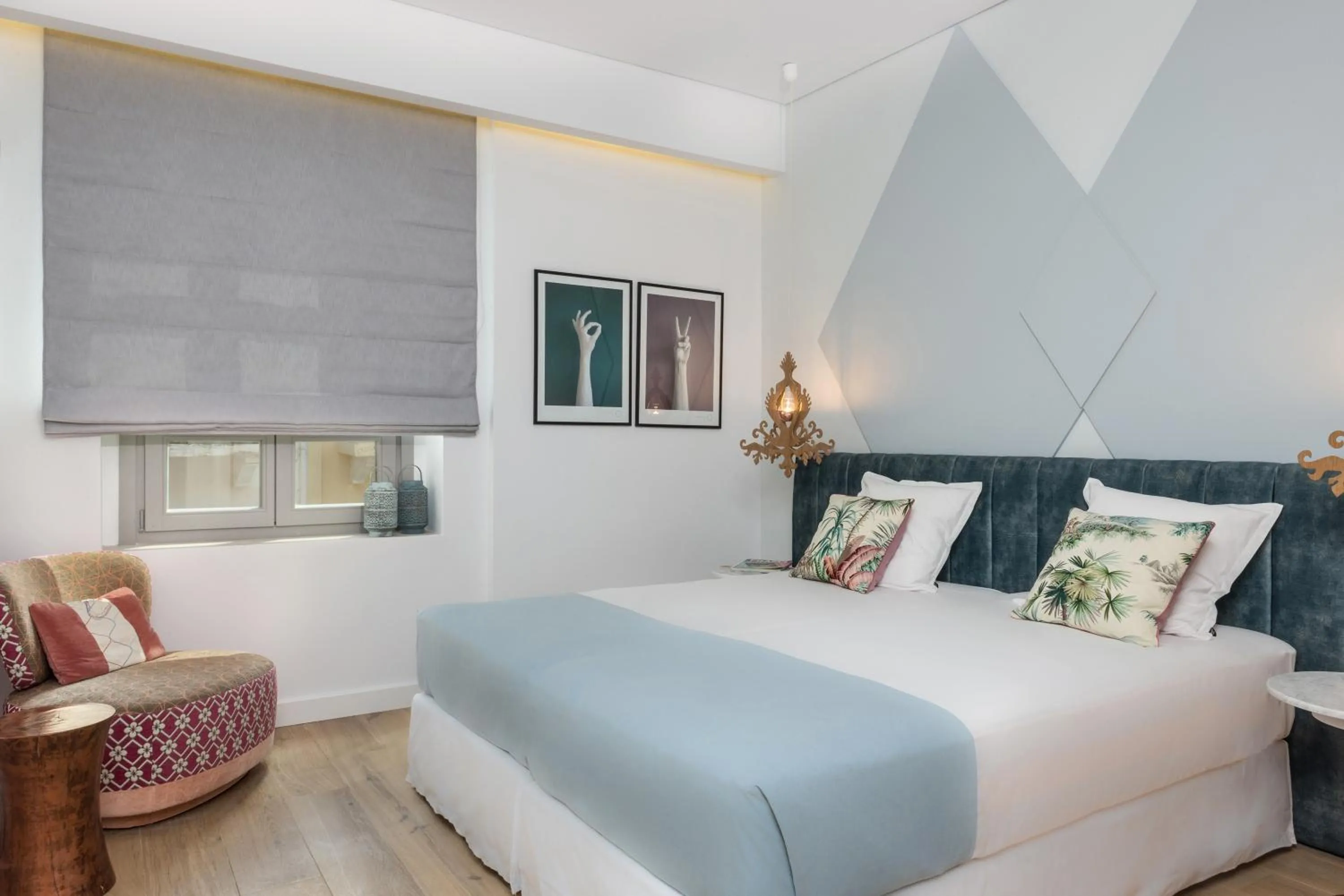 Photo of the whole room, Bed in Nyx Chic Manor