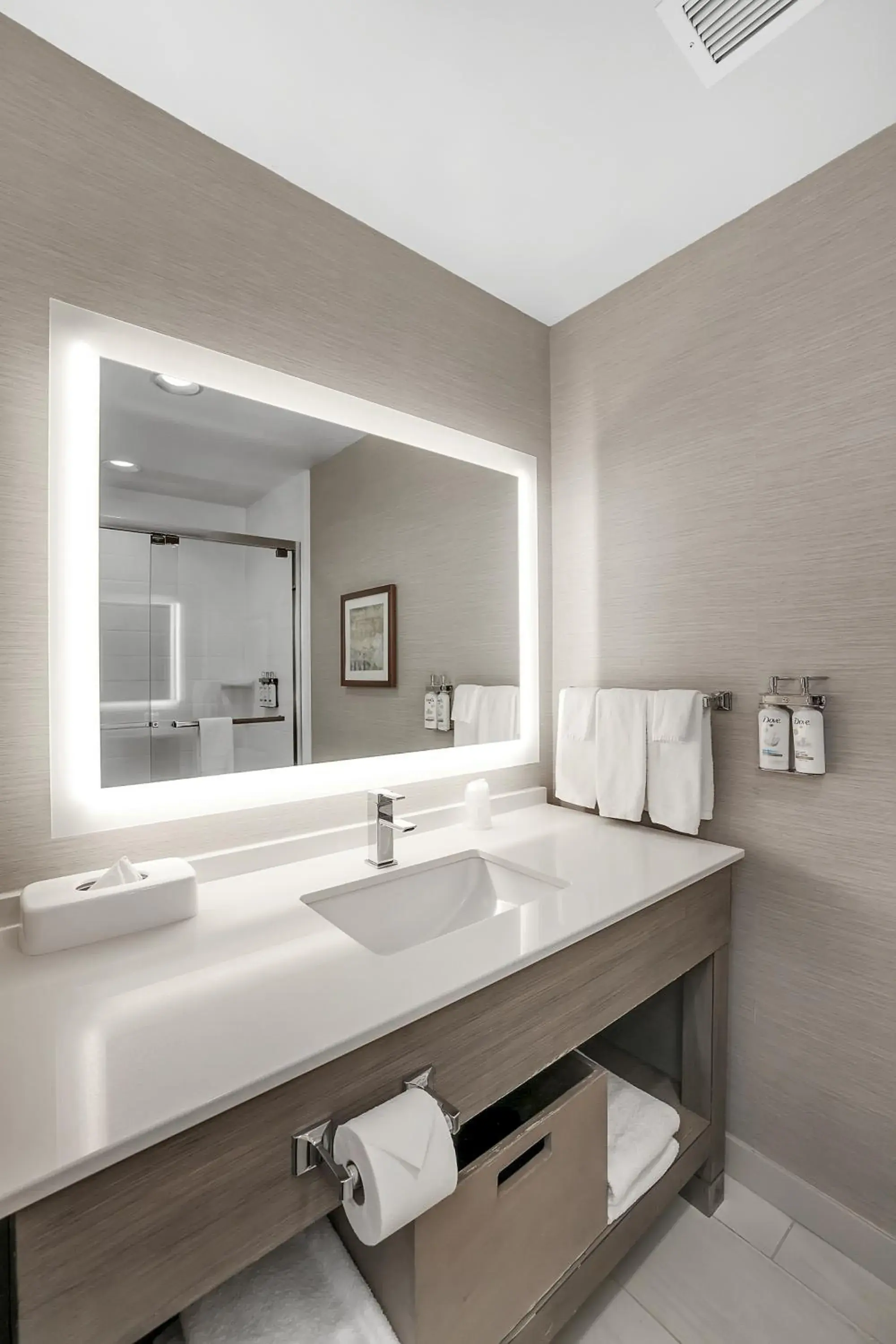 King Room - Hearing Accessible - Roll-in Shower in Holiday Inn - Nampa by IHG King Room - Hearing Accessible - Roll-in Shower in Holiday Inn - Nampa by IHG