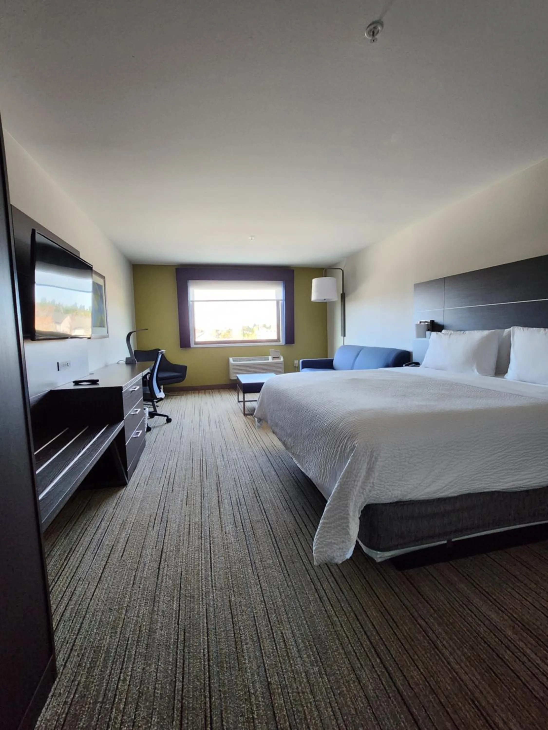 Bedroom, Bed in Holiday Inn Express & Suites - Camas by IHG