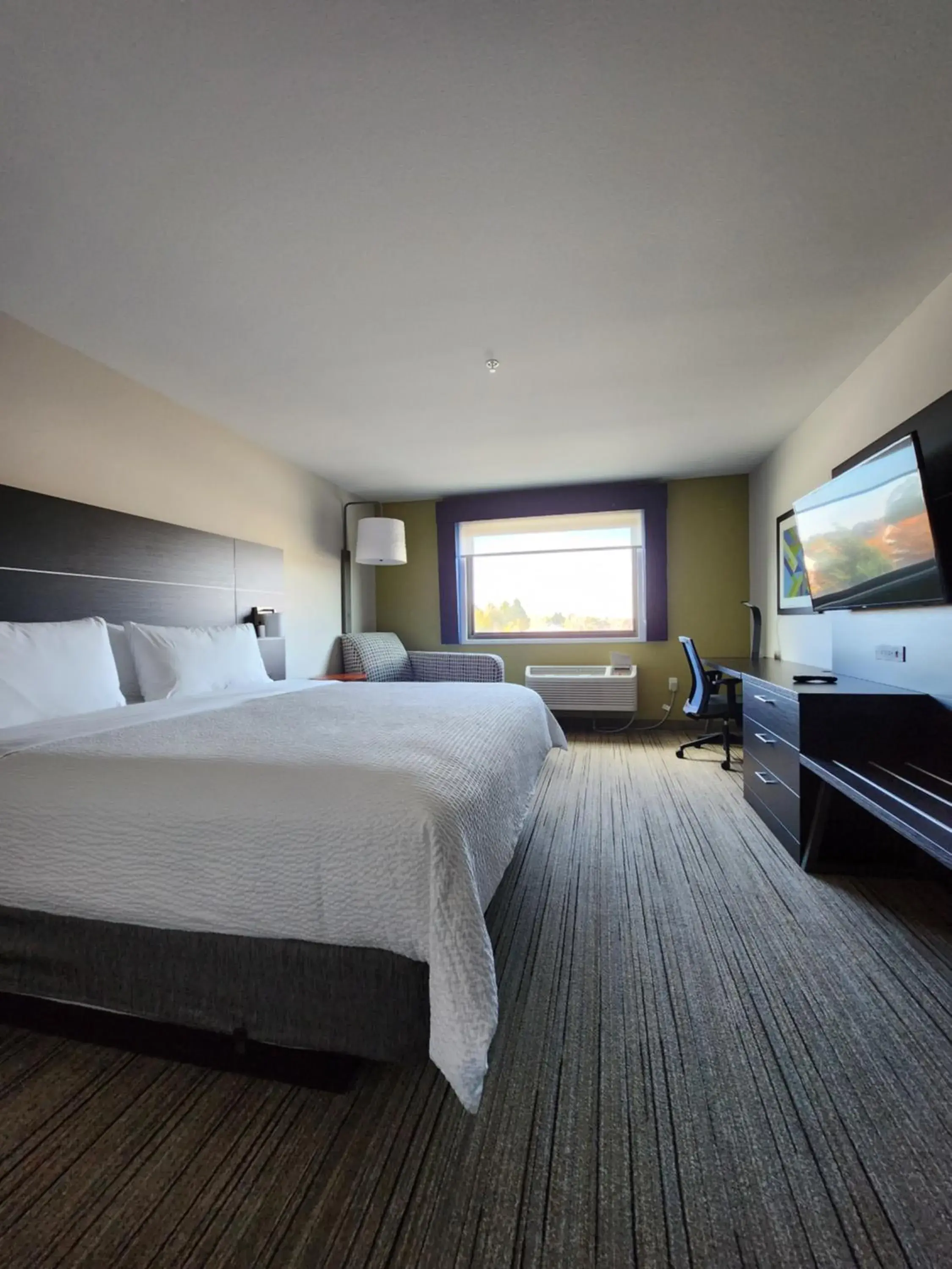 Bedroom, Bed in Holiday Inn Express & Suites - Camas by IHG Bedroom, Bed in Holiday Inn Express & Suites - Camas by IHG