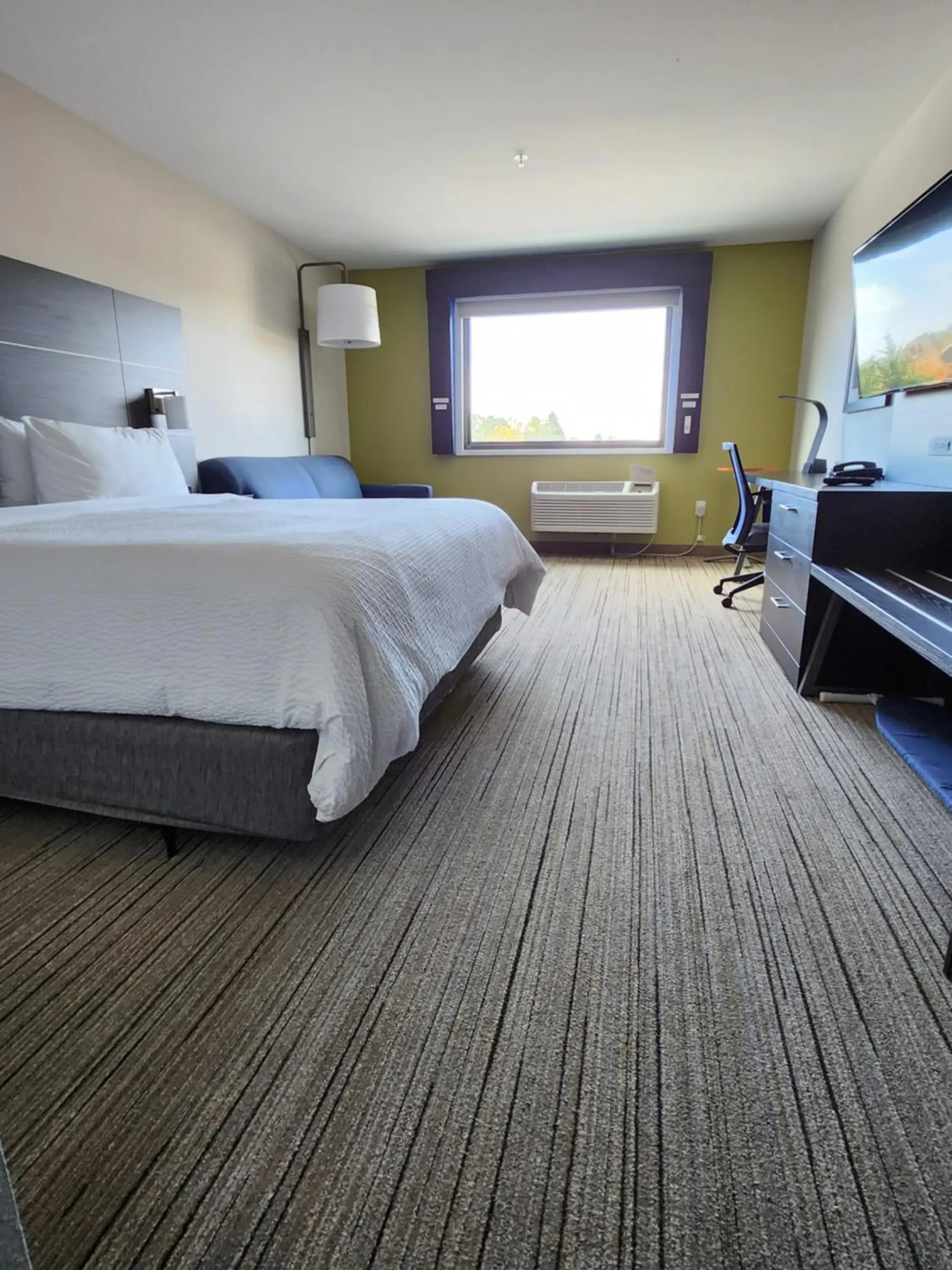 Bedroom, Bed in Holiday Inn Express & Suites - Camas by IHG Bedroom, Bed in Holiday Inn Express & Suites - Camas by IHG