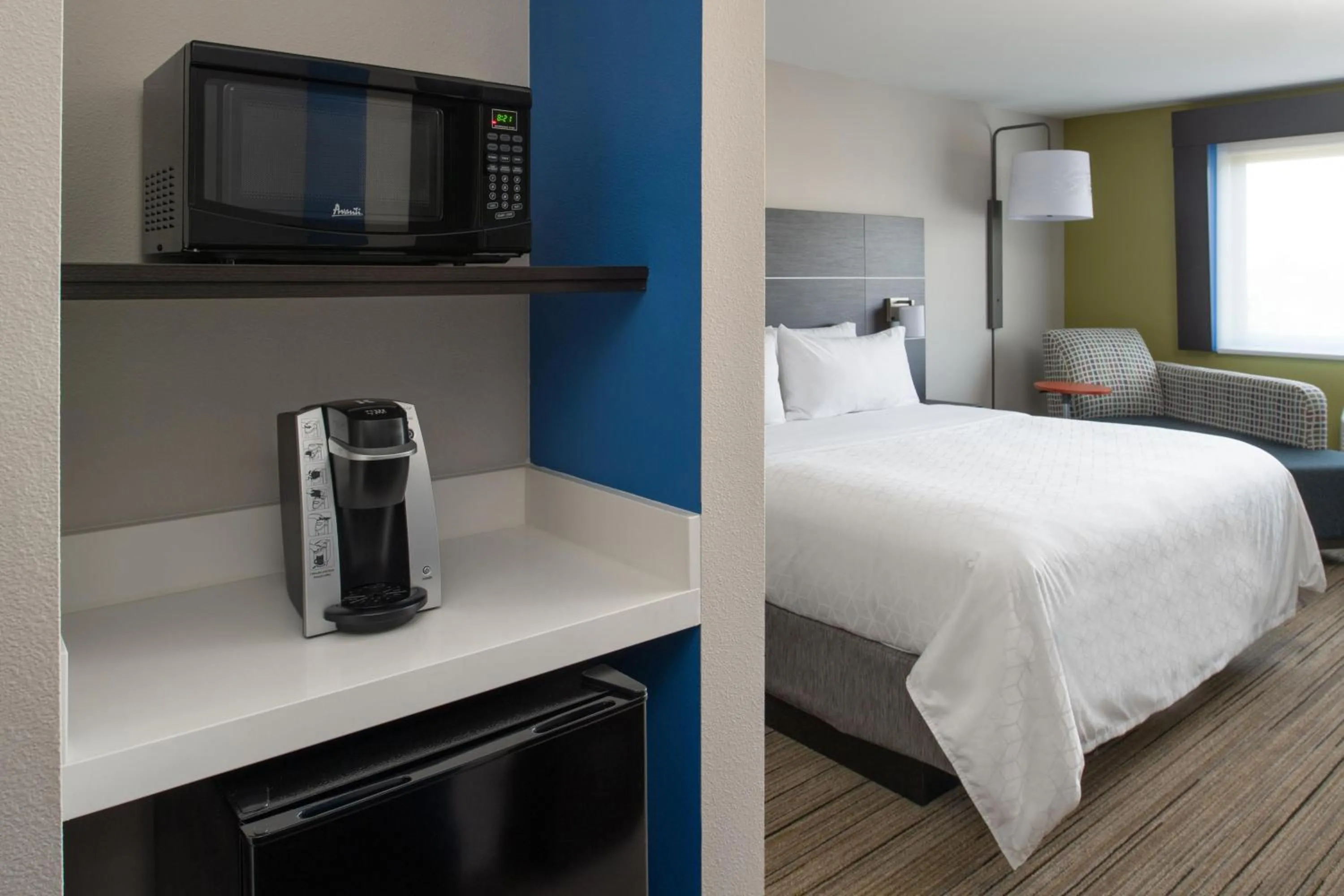 Bed in Holiday Inn Express & Suites - Camas by IHG