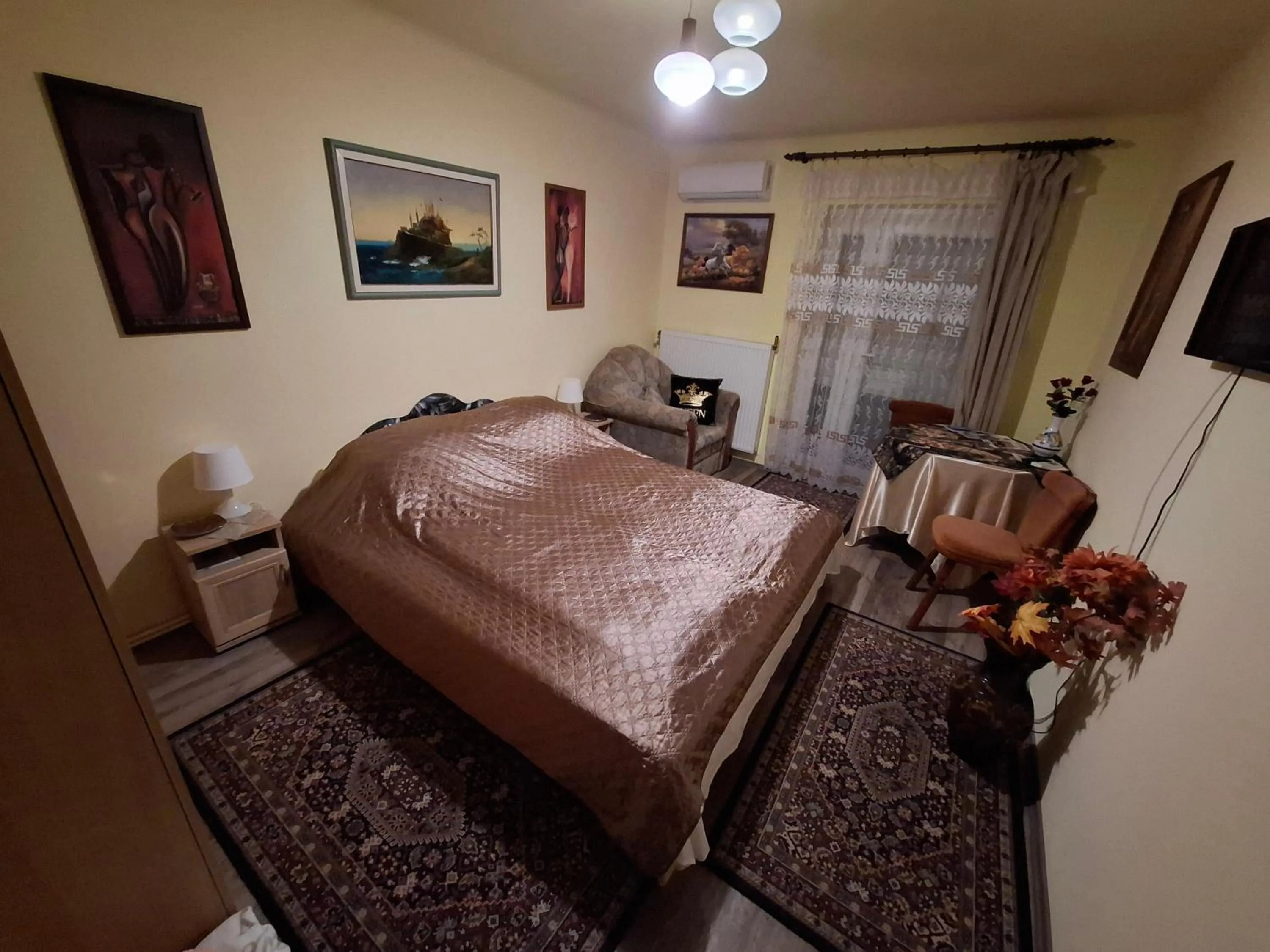 Bed in Royal Court Apartman - HU registered IntStud Apartman