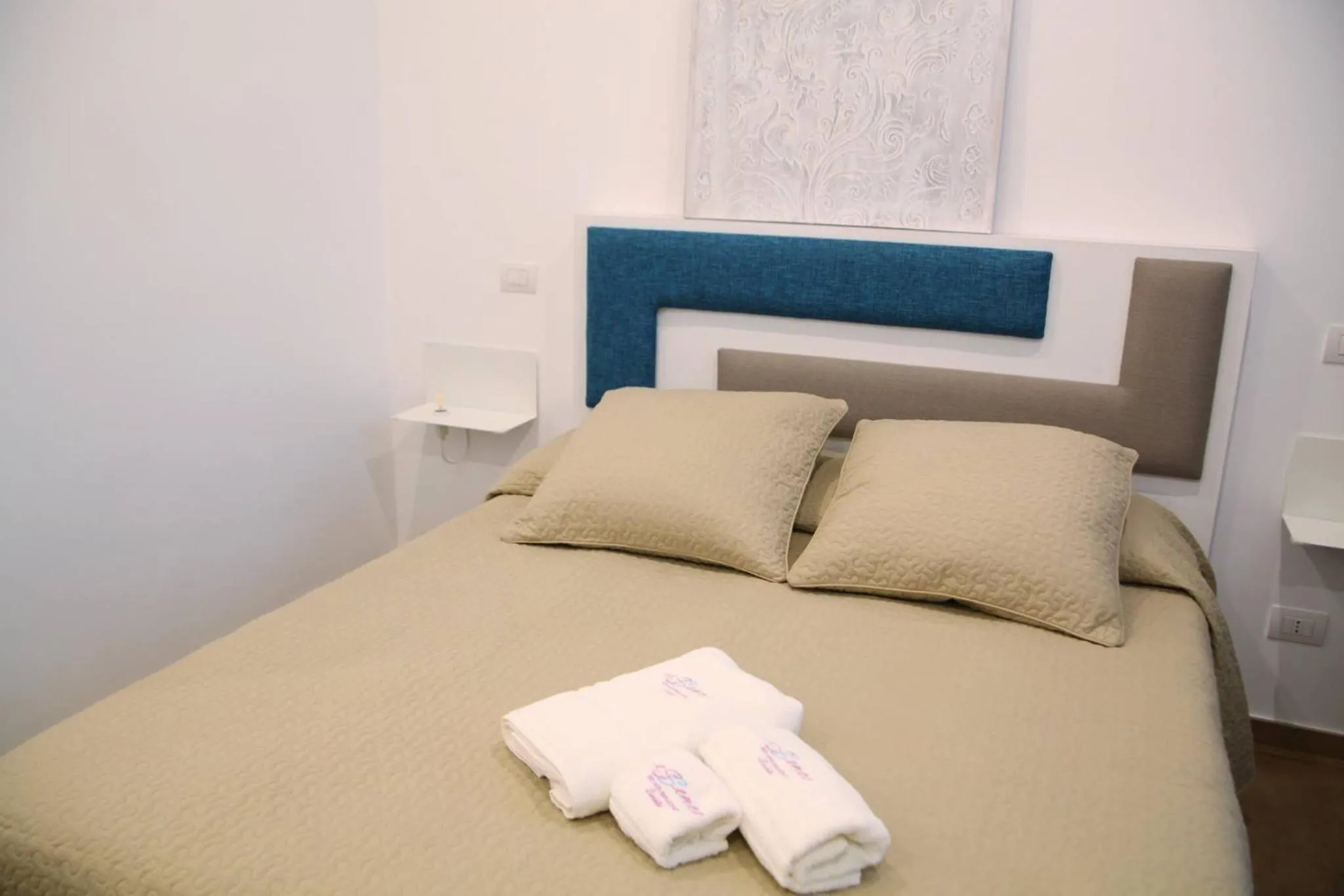 Photo of the whole room, Bed in Essence