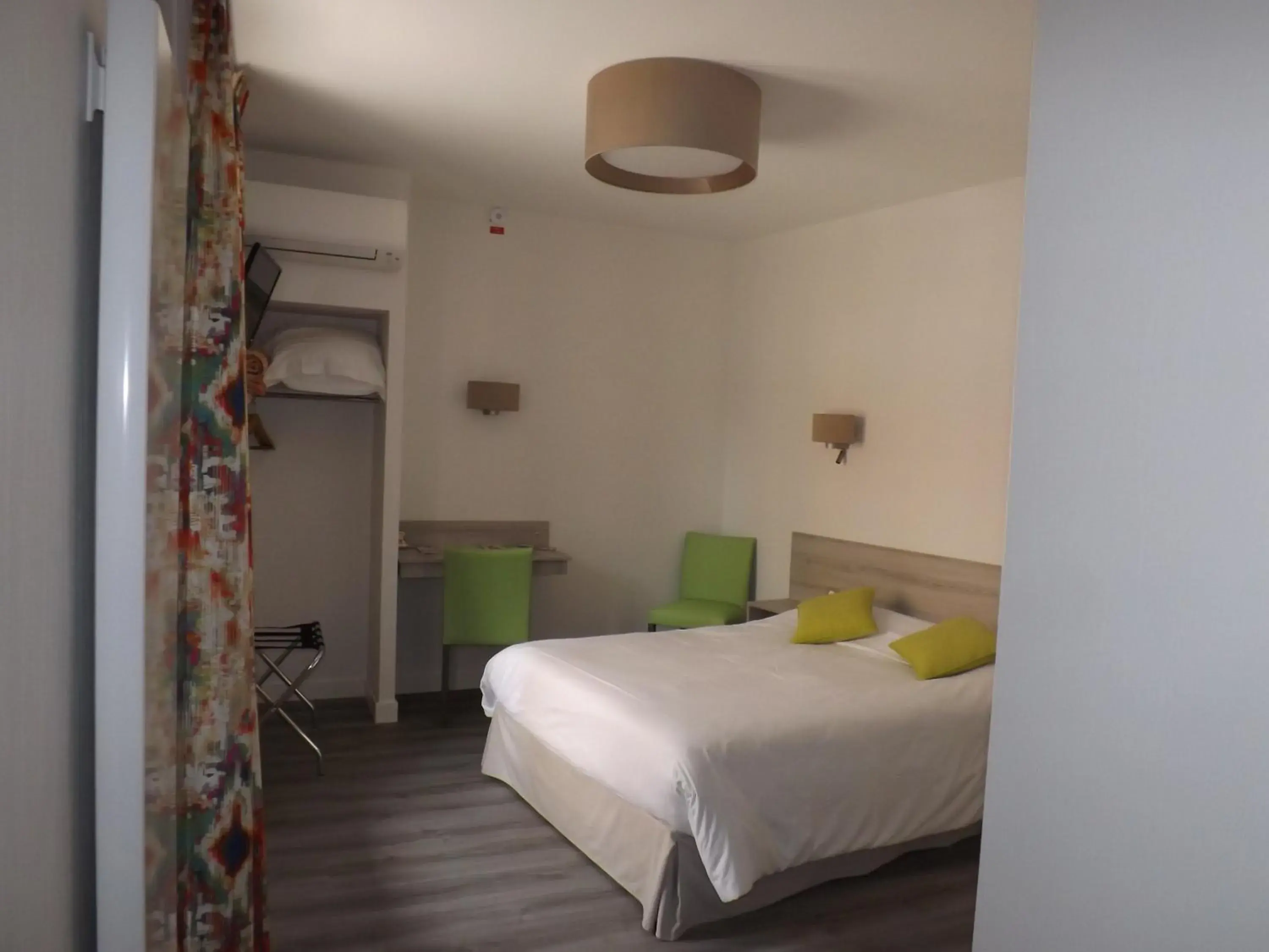 Photo of the whole room, Bed in Hotel Restaurant Le Parc Photo of the whole room, Bed in Hotel Restaurant Le Parc