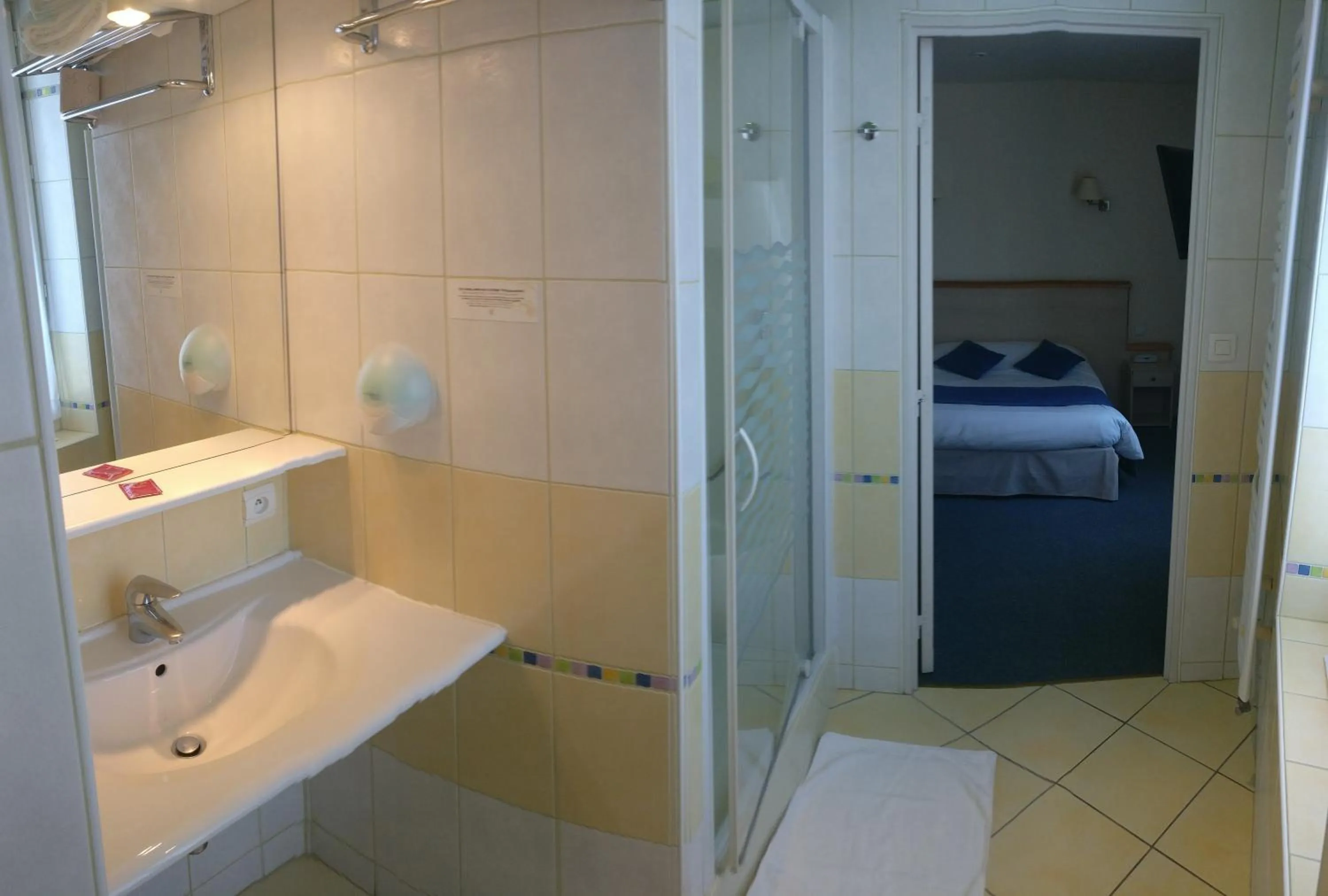 Bathroom, Bed in Hotel Restaurant Le Parc