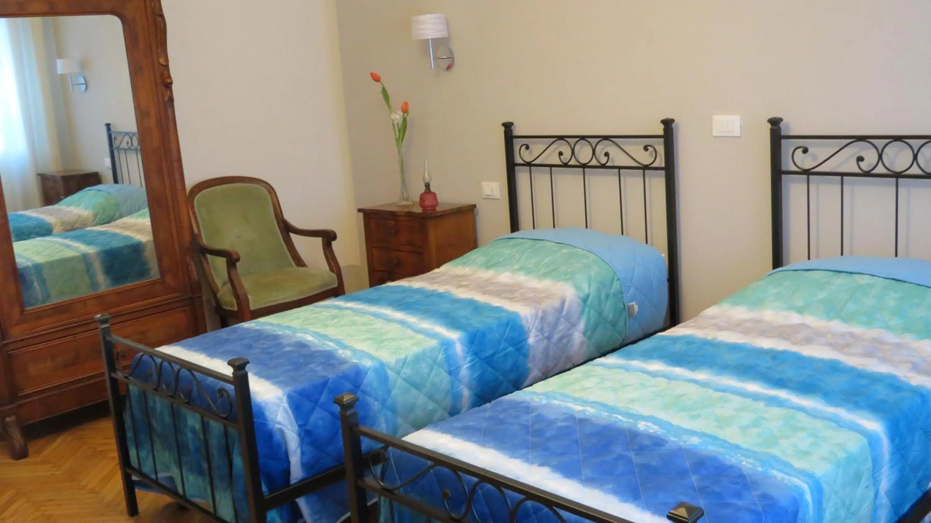 Photo of the whole room, Bed in L'ulivo Chiantigiana 115