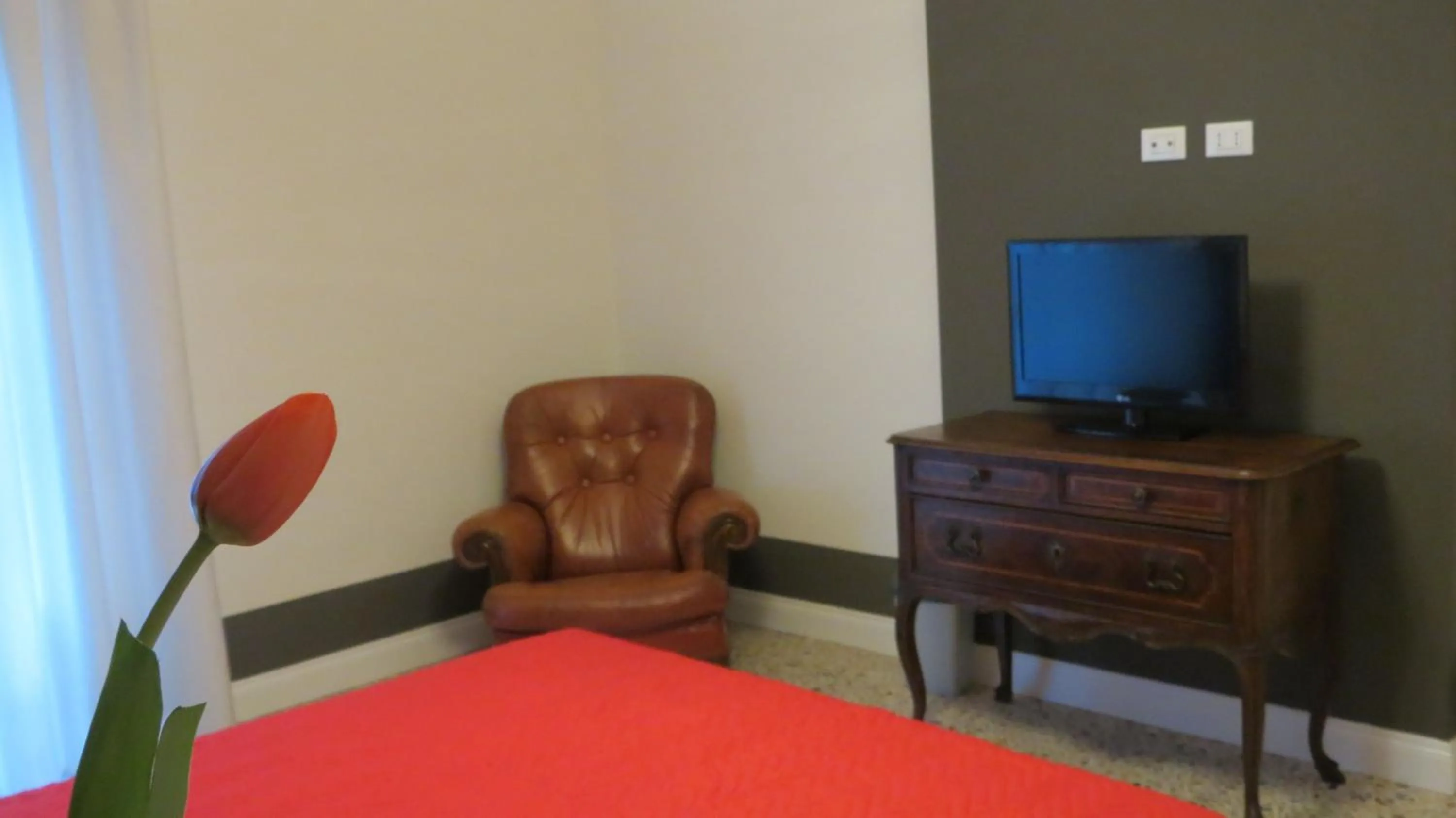 Photo of the whole room, Bed in L'ulivo Chiantigiana 115